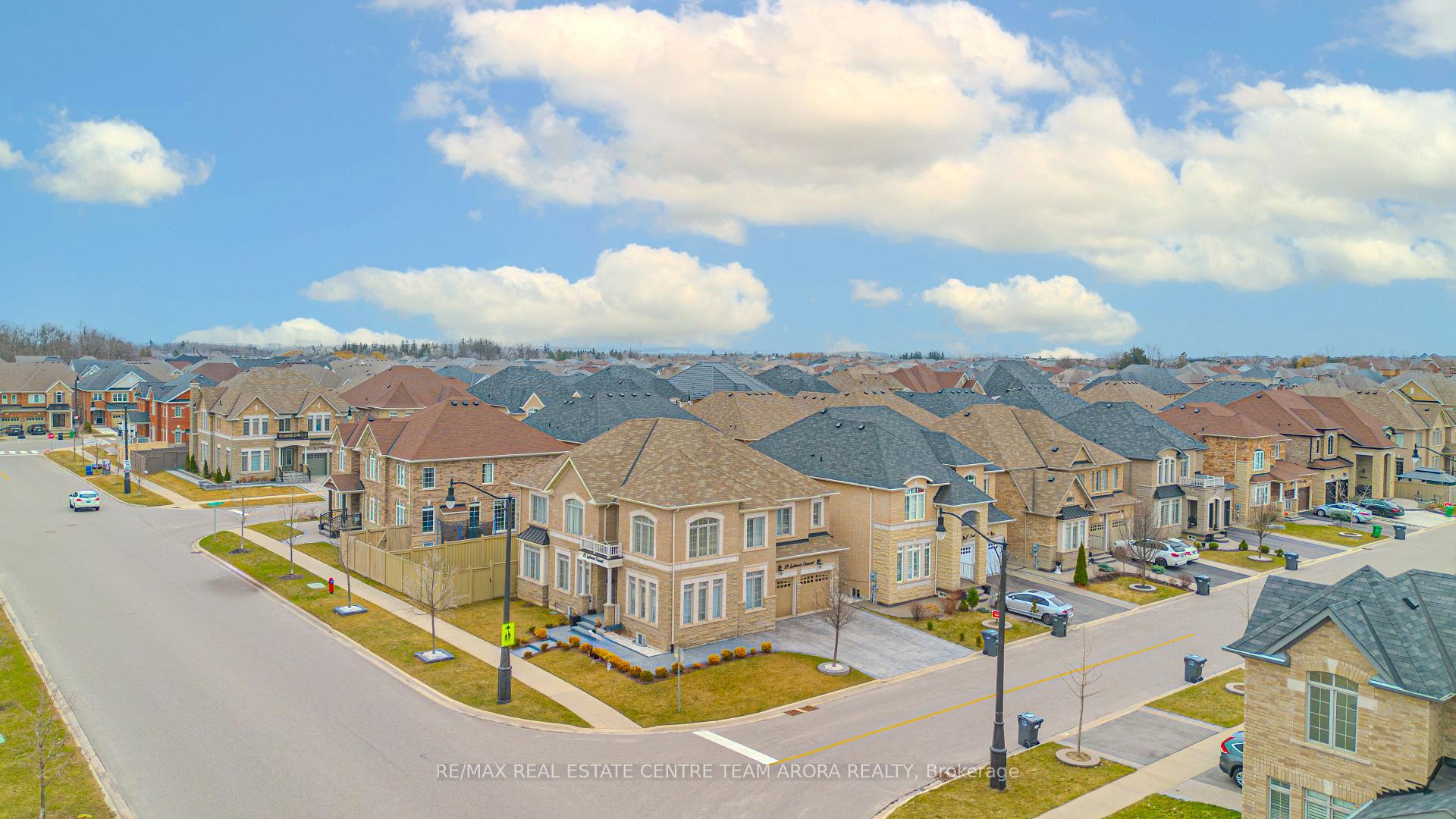 Photo 2 of 29 Ladbrook Crescent, Brampton, Credit Valley — HOMEH