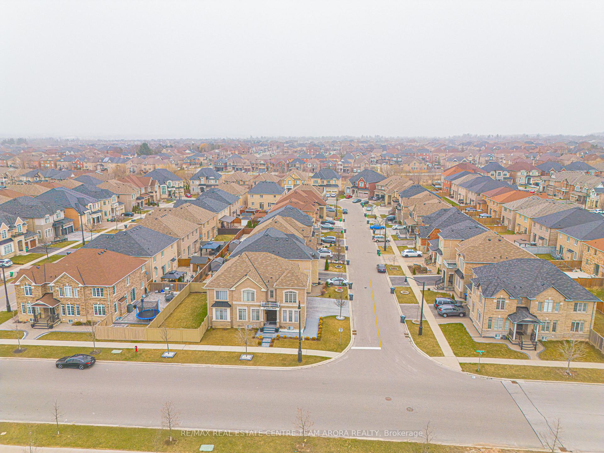 Photo 3 of 29 Ladbrook Crescent, Brampton, Credit Valley — HOMEH