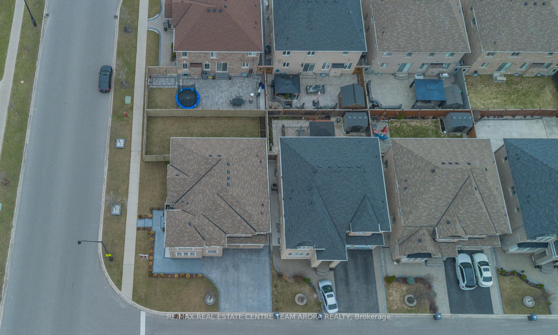 Photo 4 of 29 Ladbrook Crescent, Brampton, Credit Valley — HOMEH