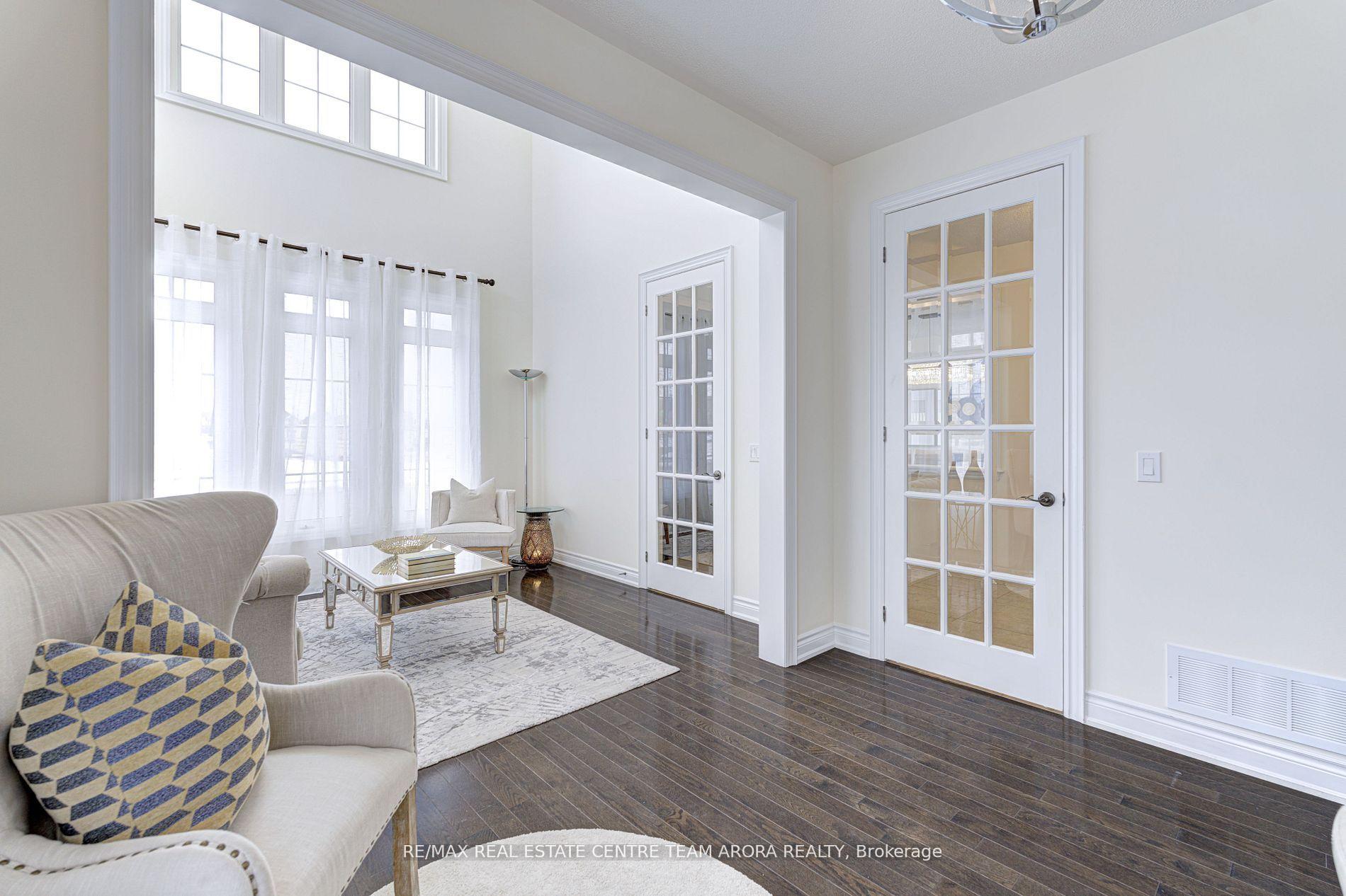 Photo 10 of 29 Ladbrook Crescent, Brampton, Credit Valley — HOMEH