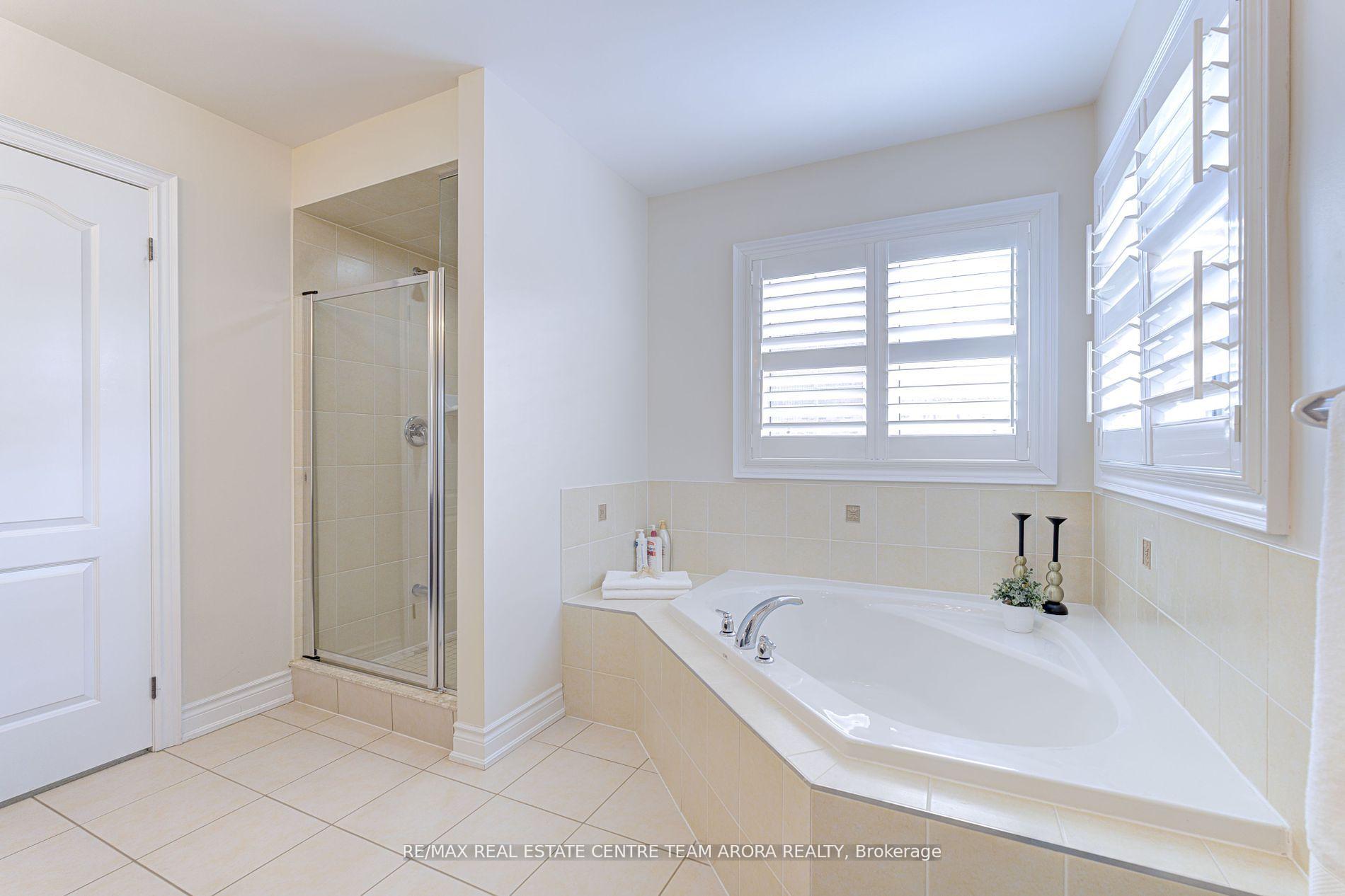 Photo 24 of 29 Ladbrook Crescent, Brampton, Credit Valley — HOMEH