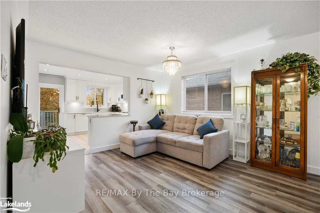 Photo 8 of 47 Butternut Drive, Barrie, Holly — HOMEH