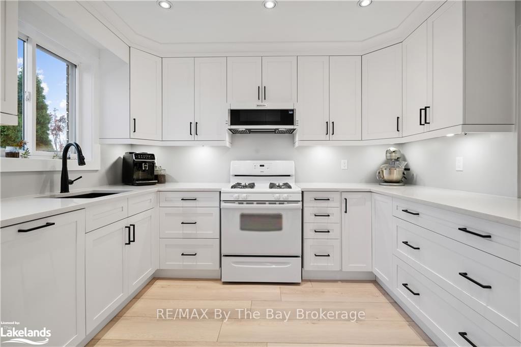 Photo 10 of 47 Butternut Drive, Barrie, Holly — HOMEH