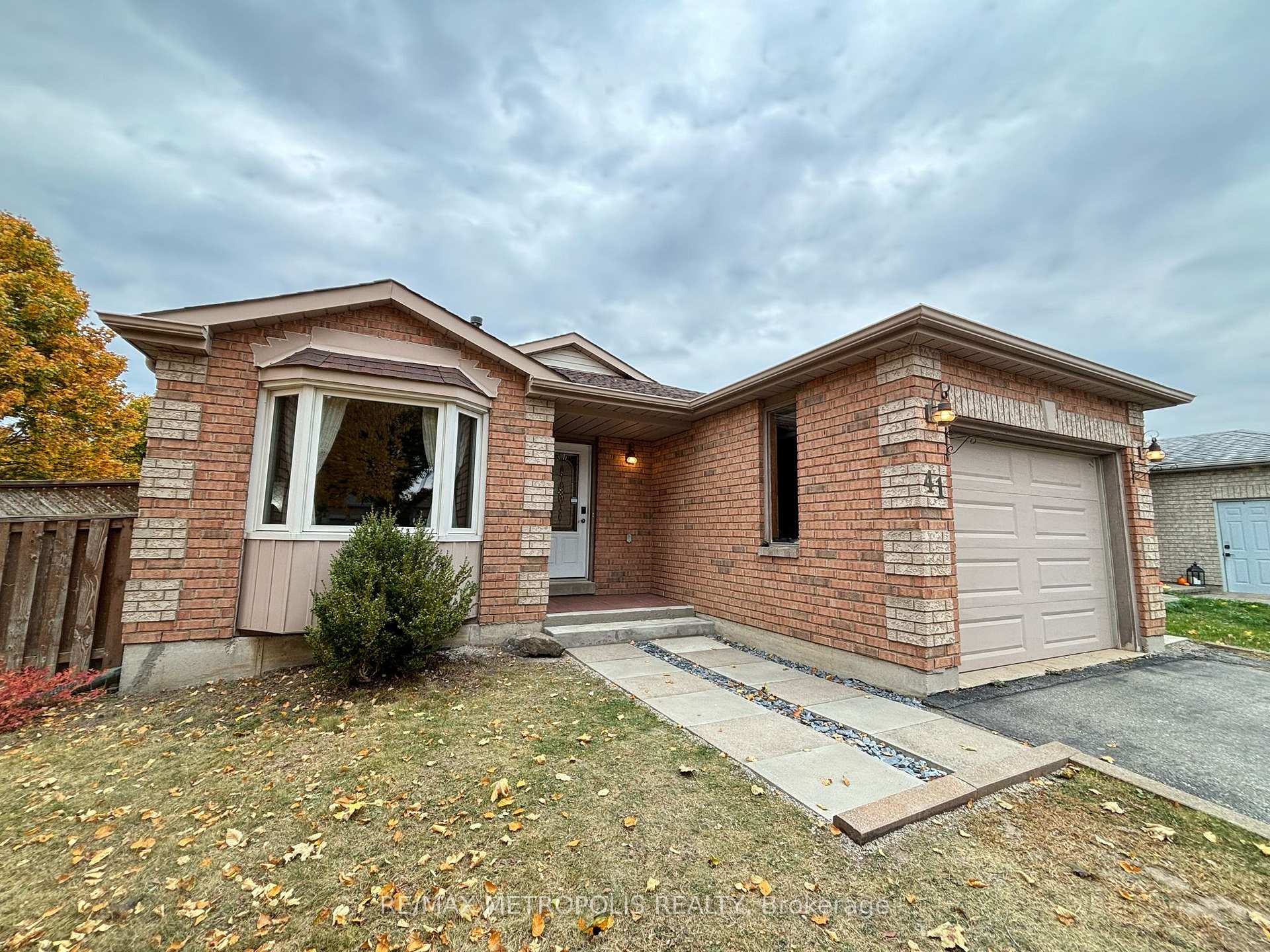 Photo 22 of 41 Assiniboine Drive, Barrie, Holly — HOMEH