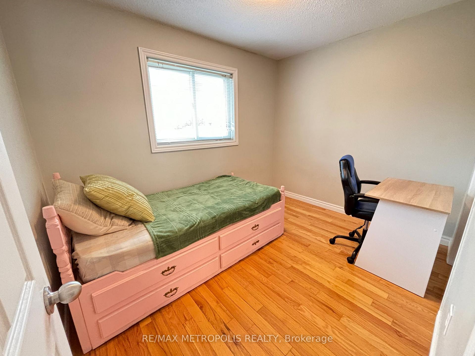 Photo 30 of 41 Assiniboine Drive, Barrie, Holly — HOMEH
