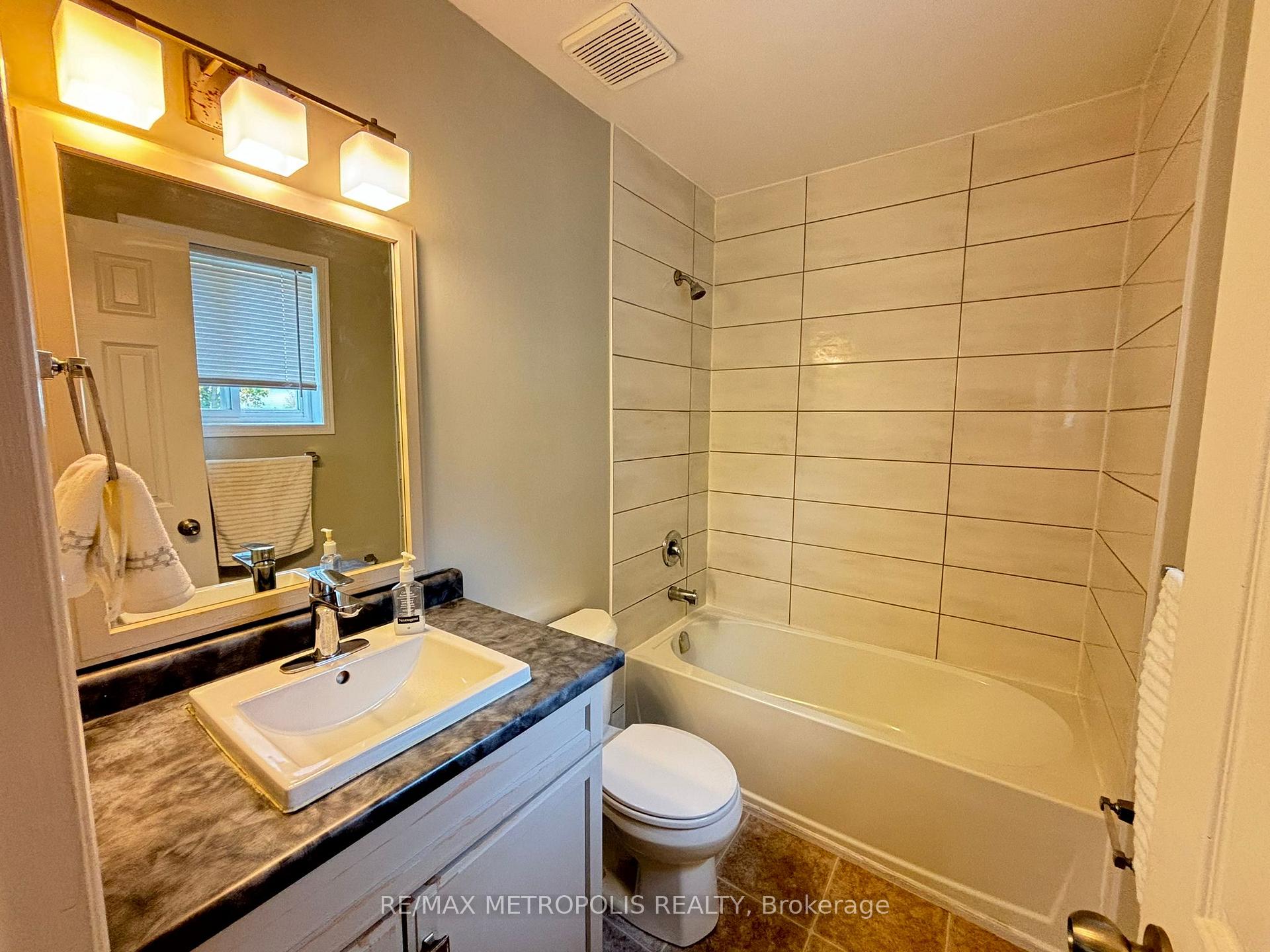 Photo 32 of 41 Assiniboine Drive, Barrie, Holly — HOMEH
