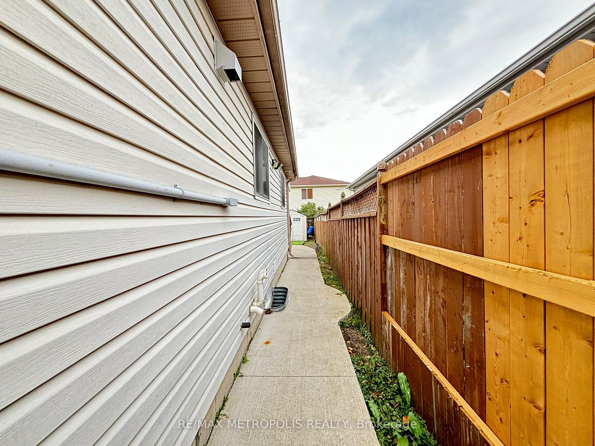 Photo 41 of 41 Assiniboine Drive, Barrie, Holly — HOMEH