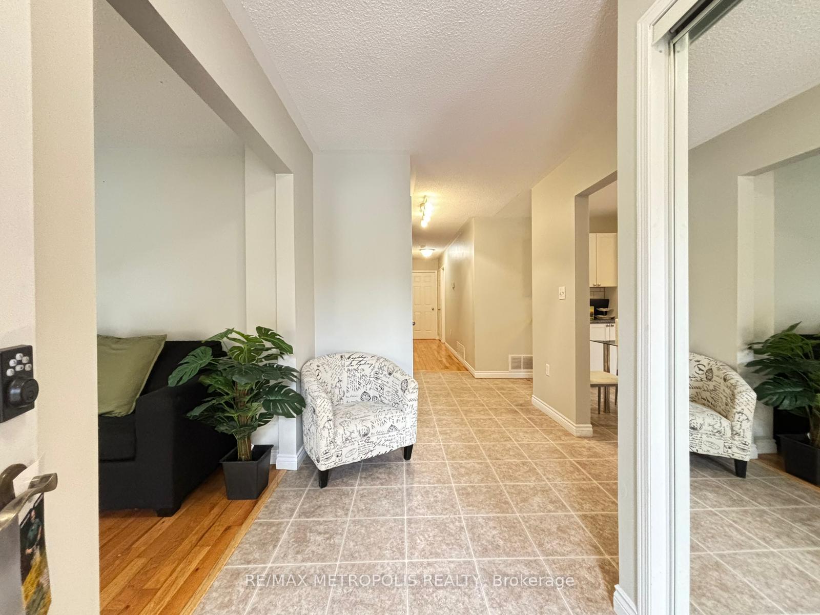 Photo 6 of 41 Assiniboine Drive, Barrie, Holly — HOMEH