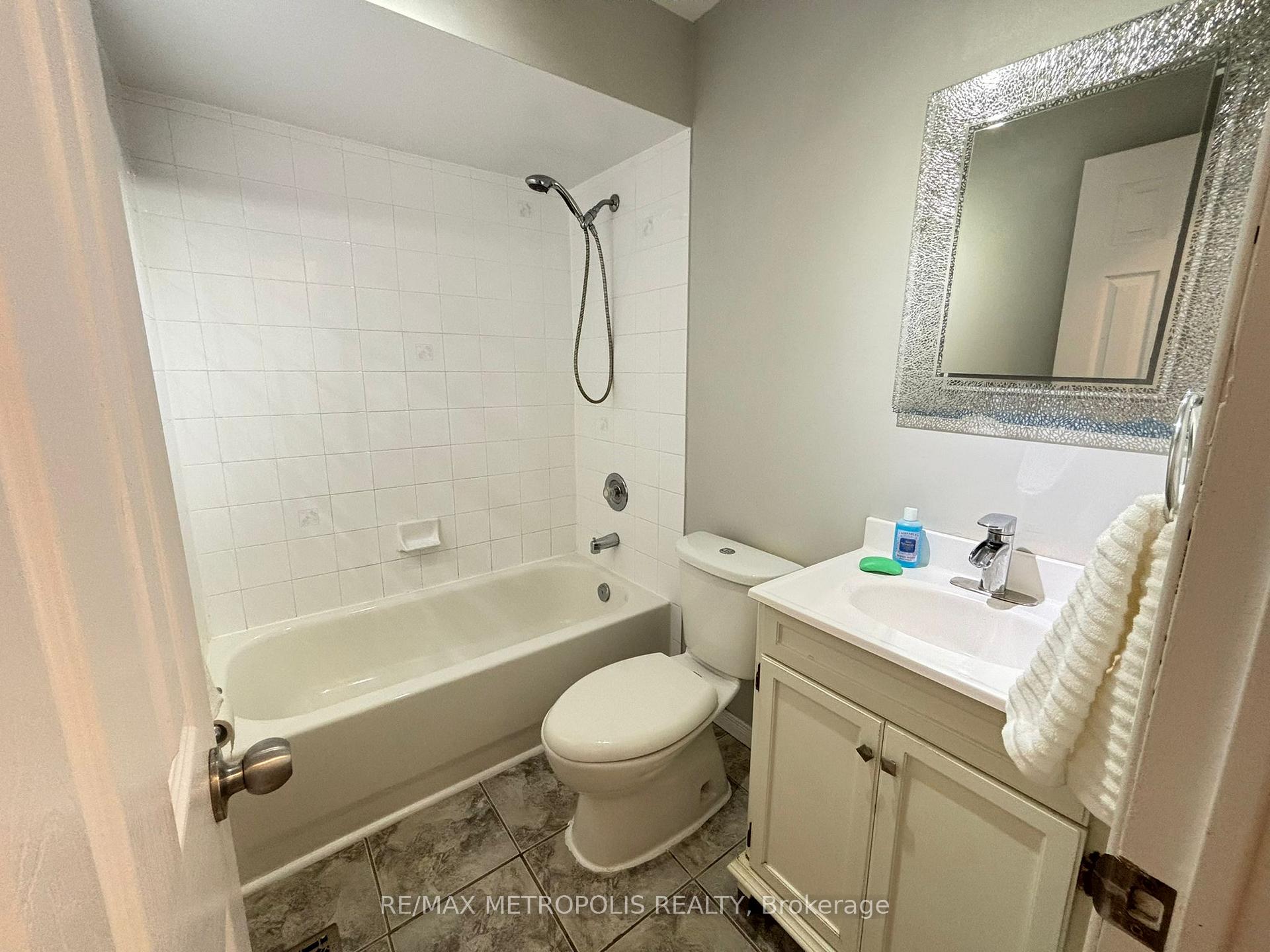 Photo 10 of 41 Assiniboine Drive, Barrie, Holly — HOMEH