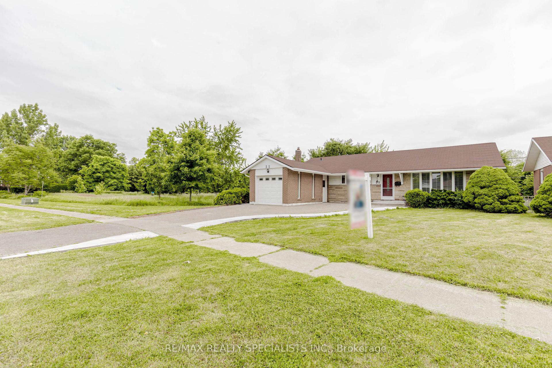 Photo 3 of 35 Addington Crescent, Brampton, Avondale — HOMEH