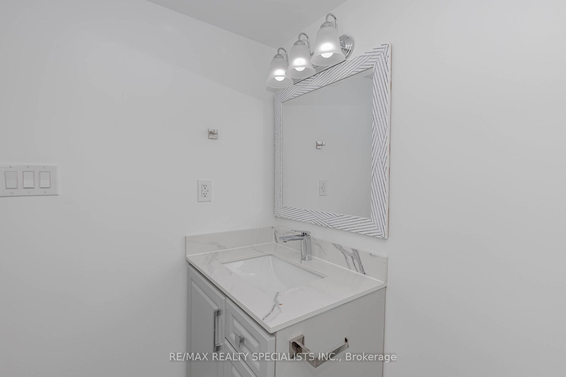 Photo 4 of 35 Addington Crescent, Brampton, Avondale — HOMEH