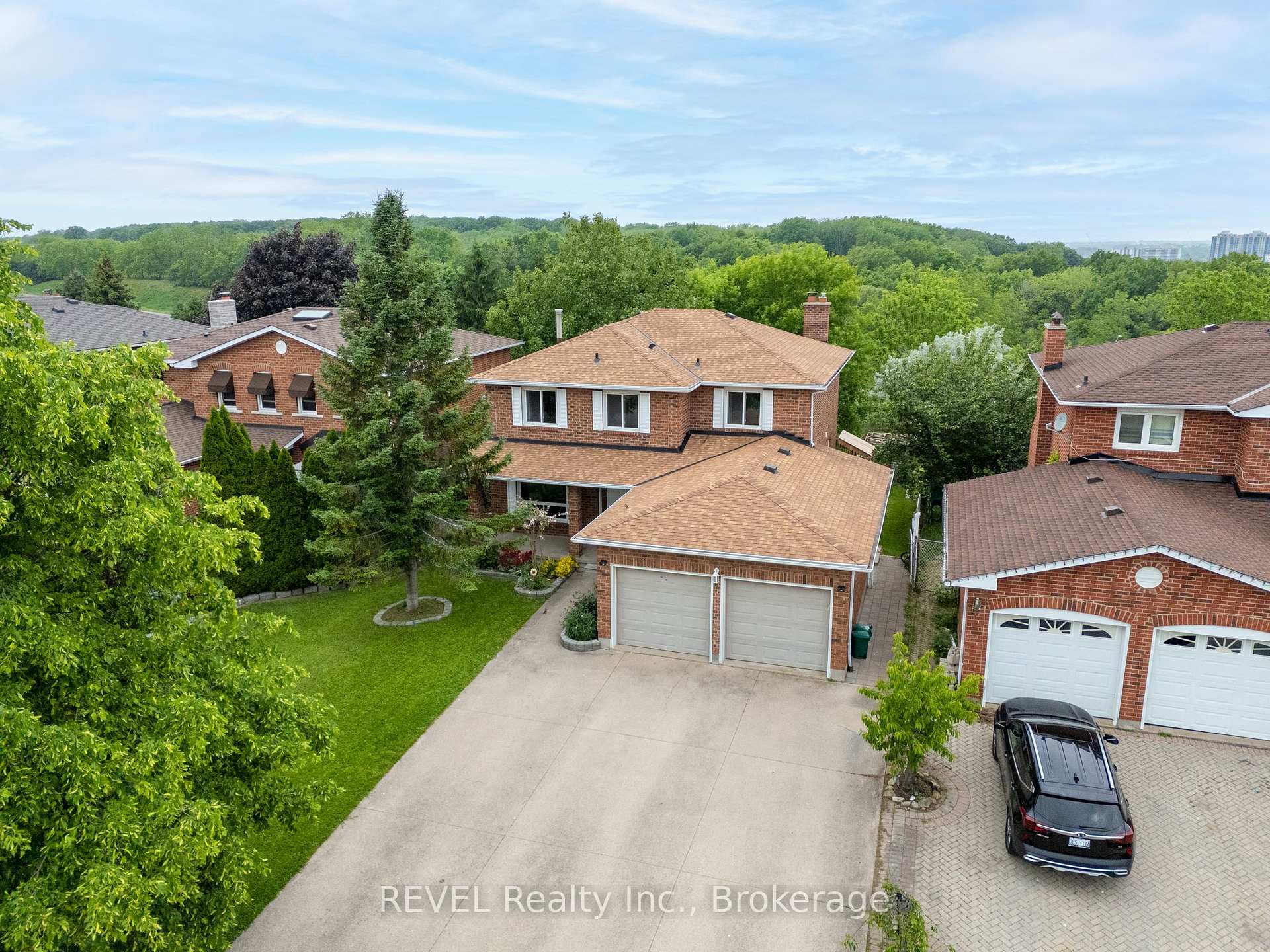 Photo 3 of 48 Barbican Trail, St. Catharines, Burleigh Hill — HOMEH