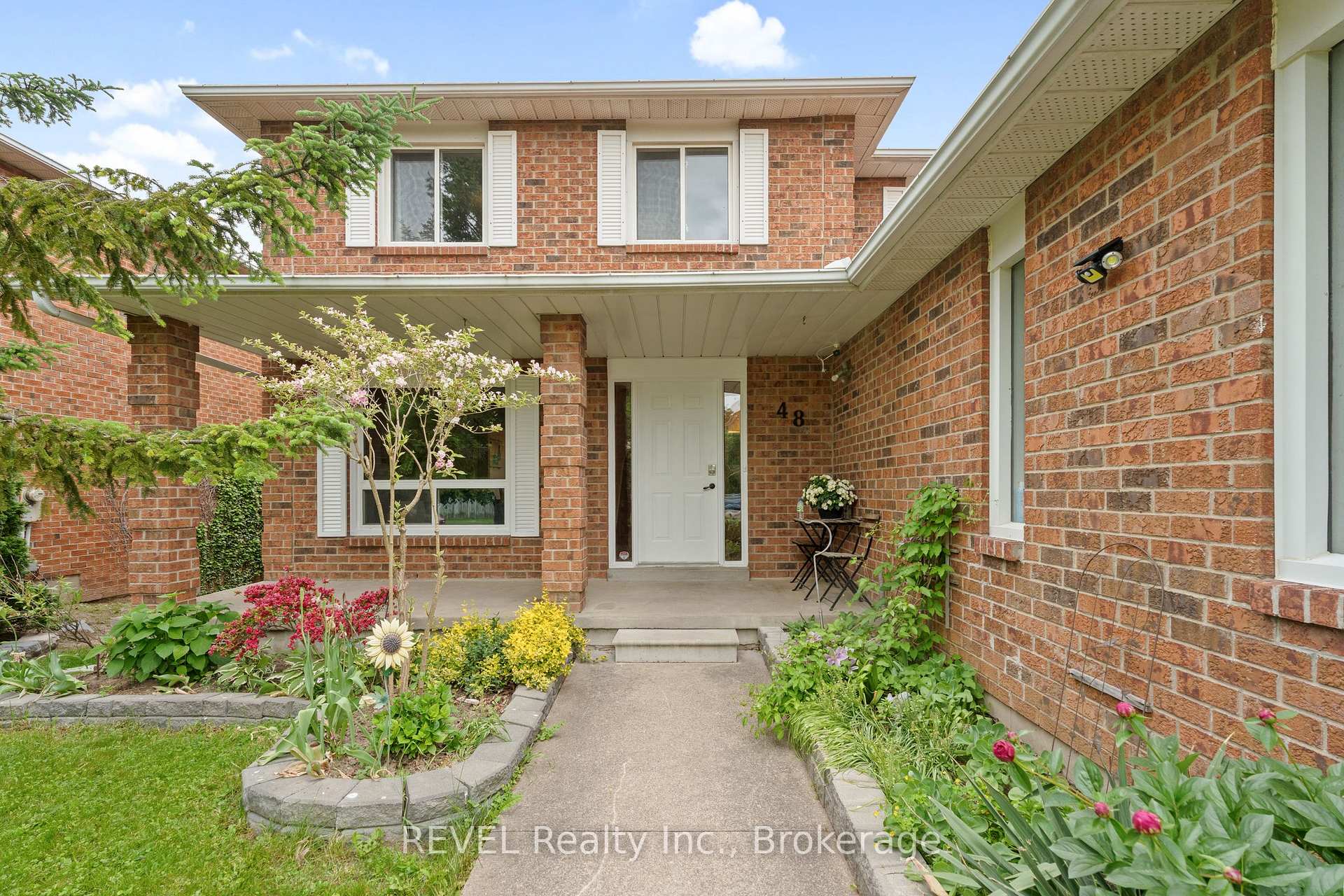 Photo 5 of 48 Barbican Trail, St. Catharines, Burleigh Hill — HOMEH