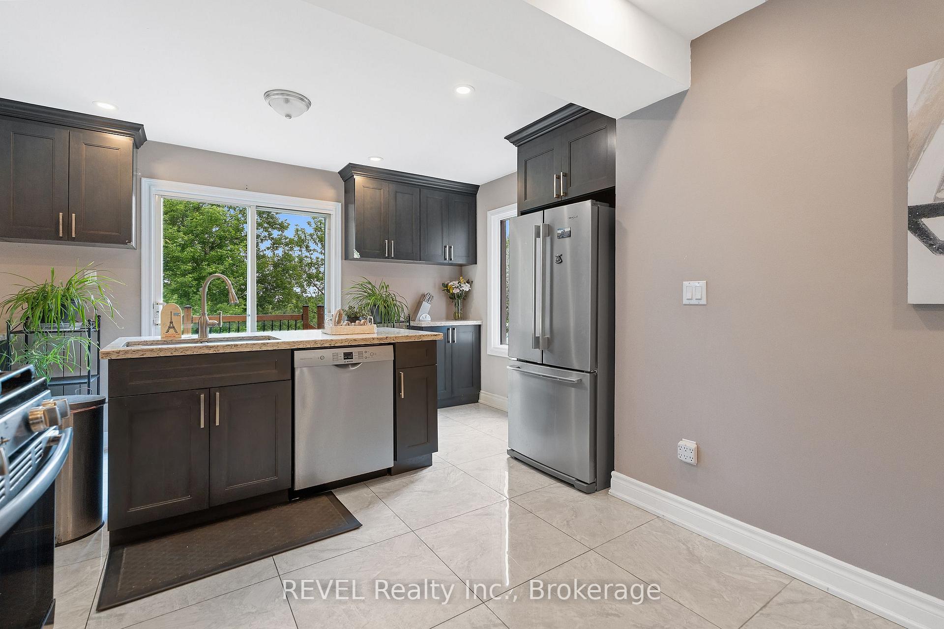 Photo 18 of 48 Barbican Trail, St. Catharines, Burleigh Hill — HOMEH