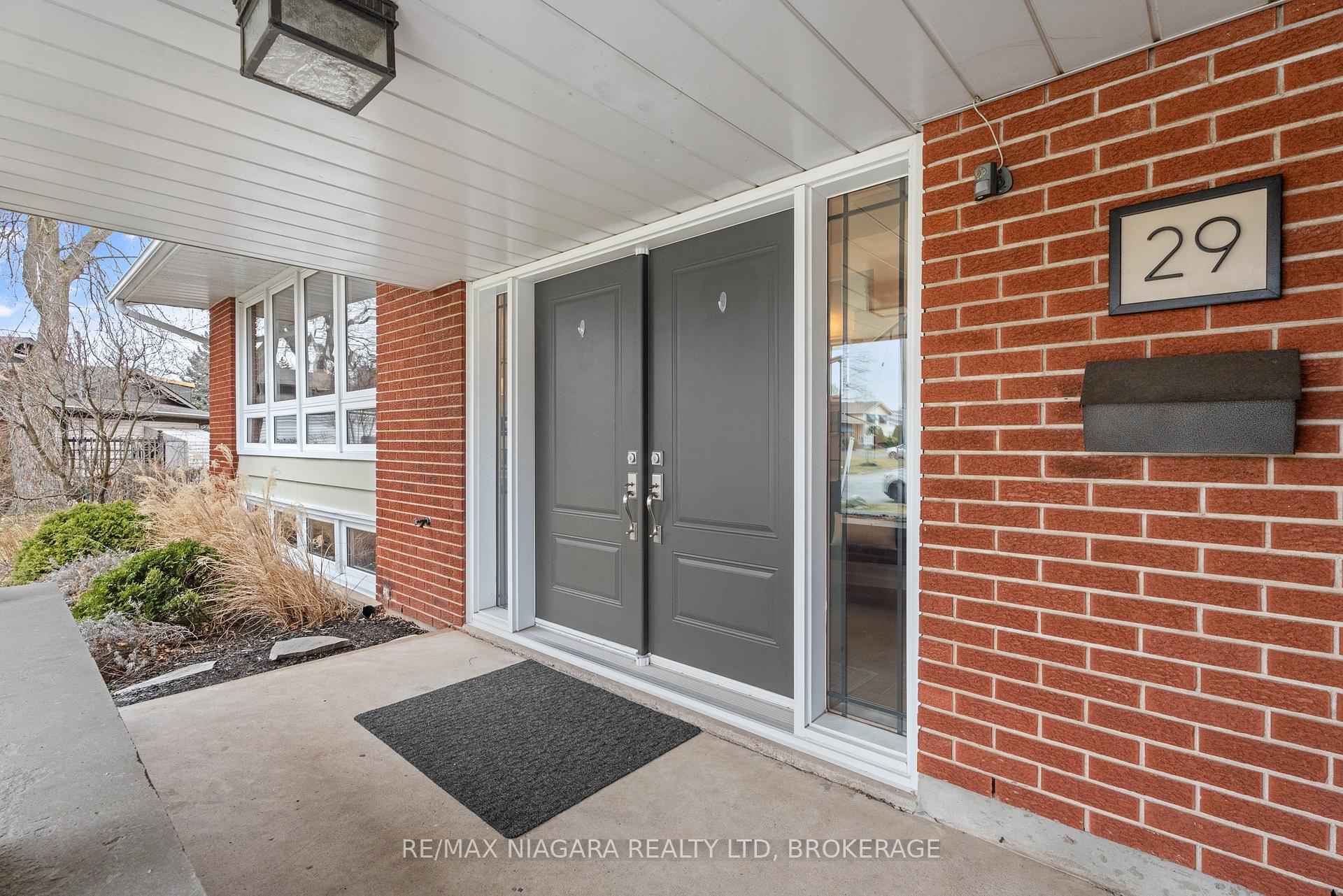 Photo 2 of 29 Beacon Hill Drive, St. Catharines, Burleigh Hill — HOMEH
