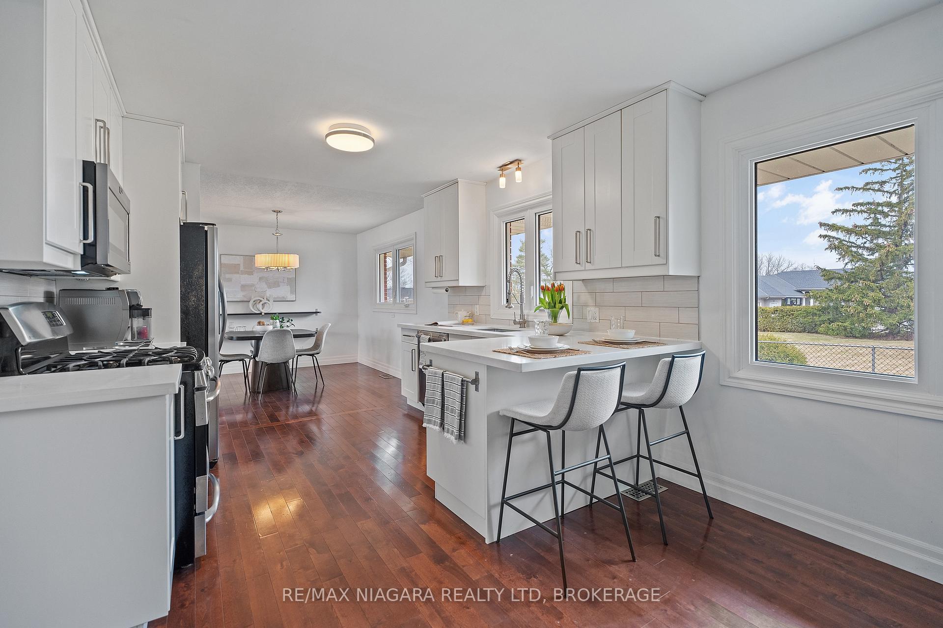 Photo 10 of 29 Beacon Hill Drive, St. Catharines, Burleigh Hill — HOMEH