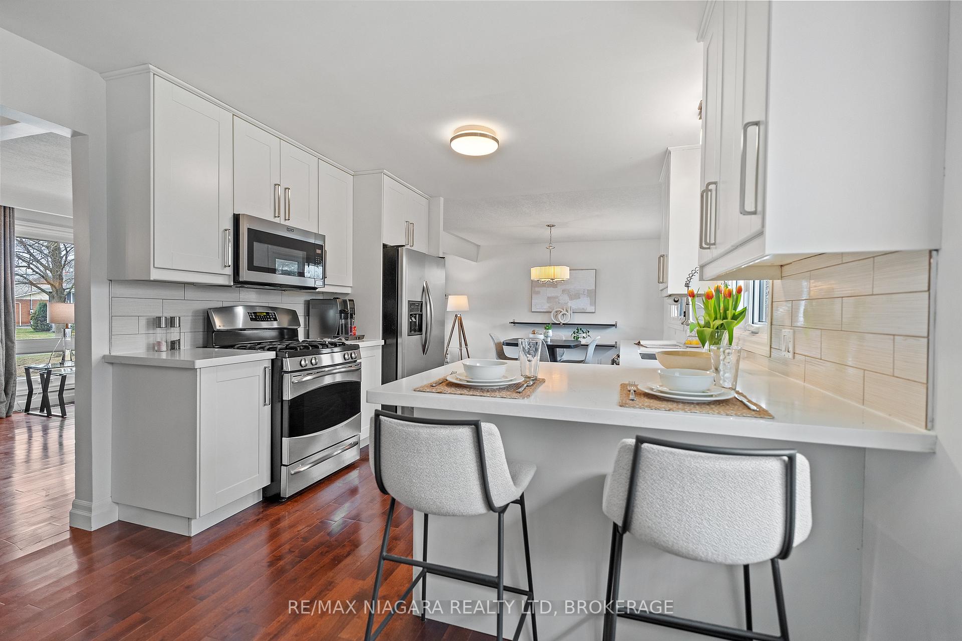 Photo 11 of 29 Beacon Hill Drive, St. Catharines, Burleigh Hill — HOMEH