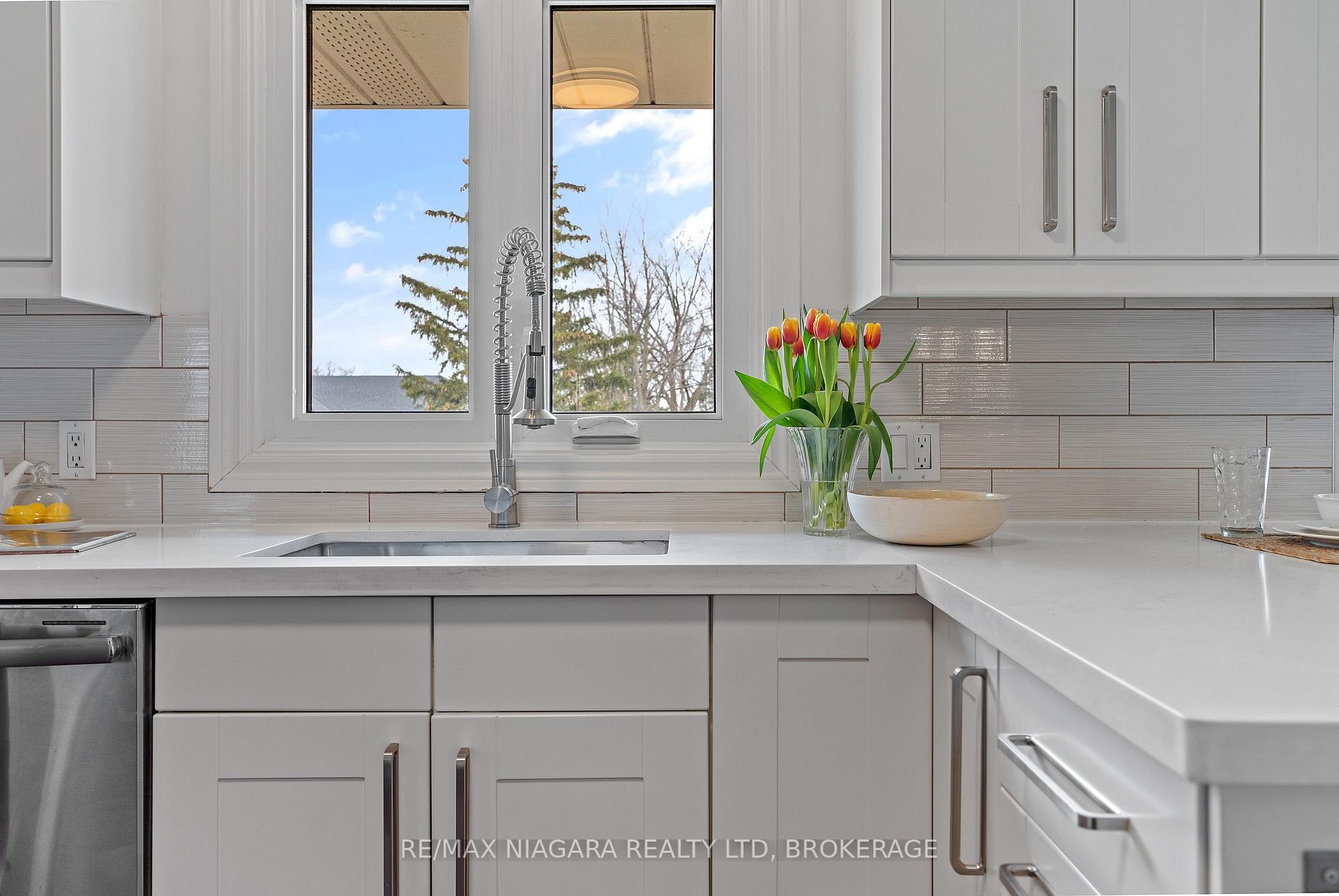 Photo 12 of 29 Beacon Hill Drive, St. Catharines, Burleigh Hill — HOMEH