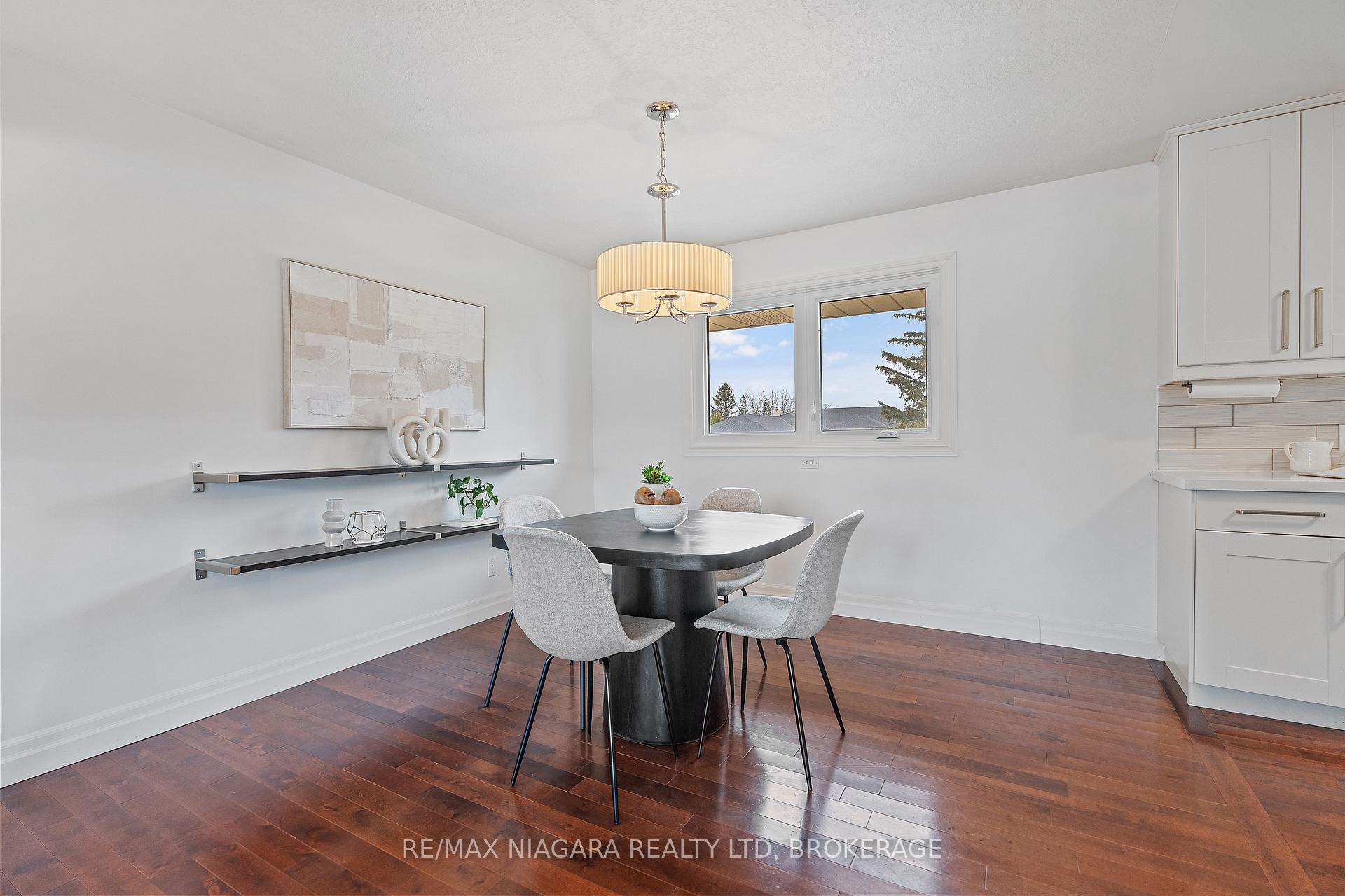 Photo 16 of 29 Beacon Hill Drive, St. Catharines, Burleigh Hill — HOMEH