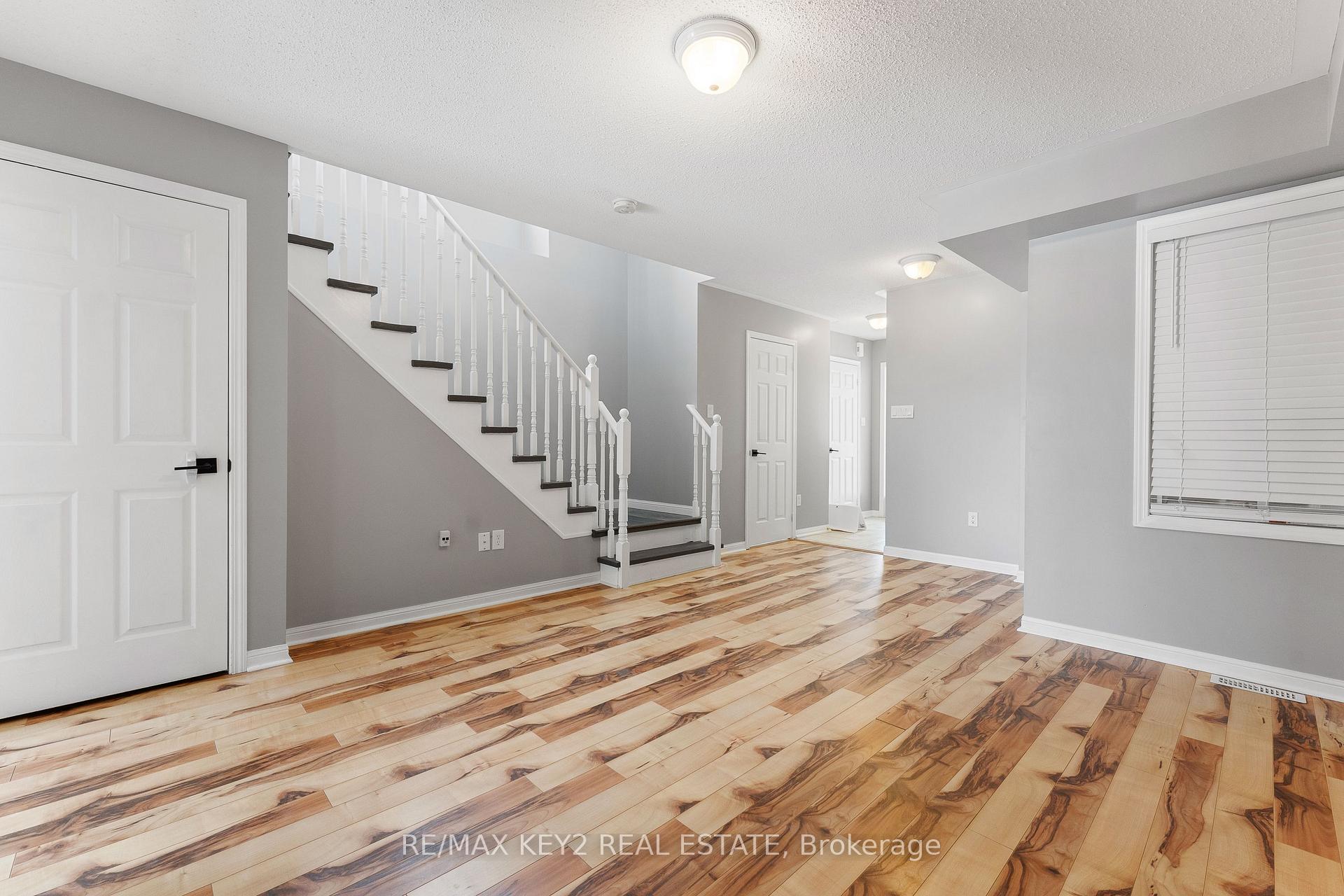 Photo 3 of 80 Commonwealth Road, Barrie, Innis-Shore — HOMEH