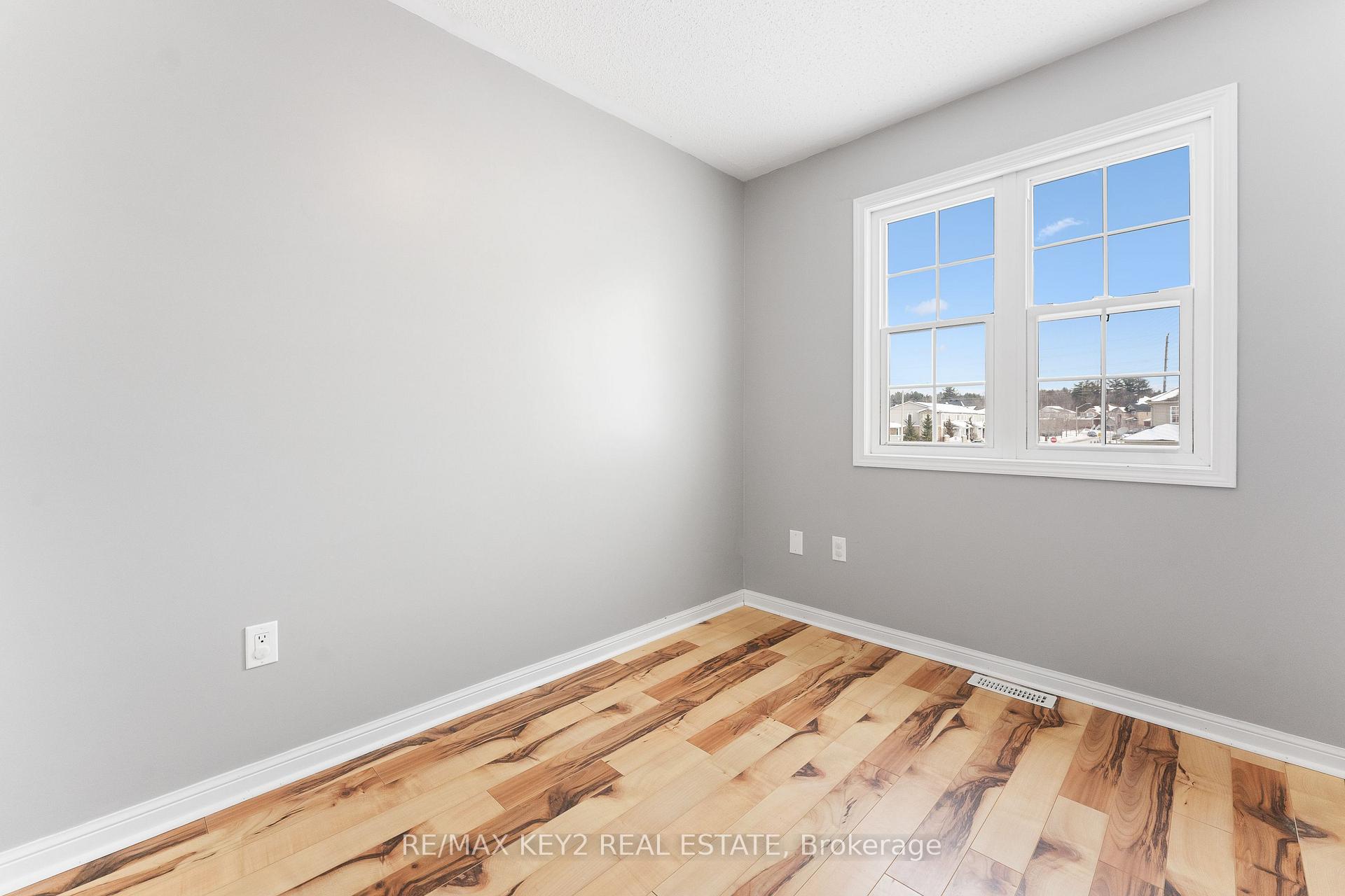 Photo 37 of 80 Commonwealth Road, Barrie, Innis-Shore — HOMEH