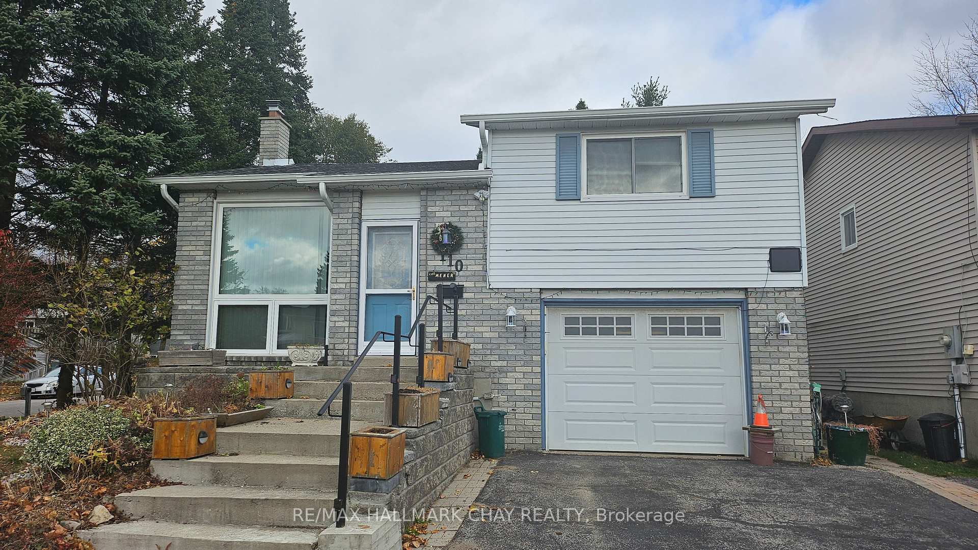 Photo 2 of 110 Shakespeare Crescent, Barrie, Letitia Heights — HOMEH