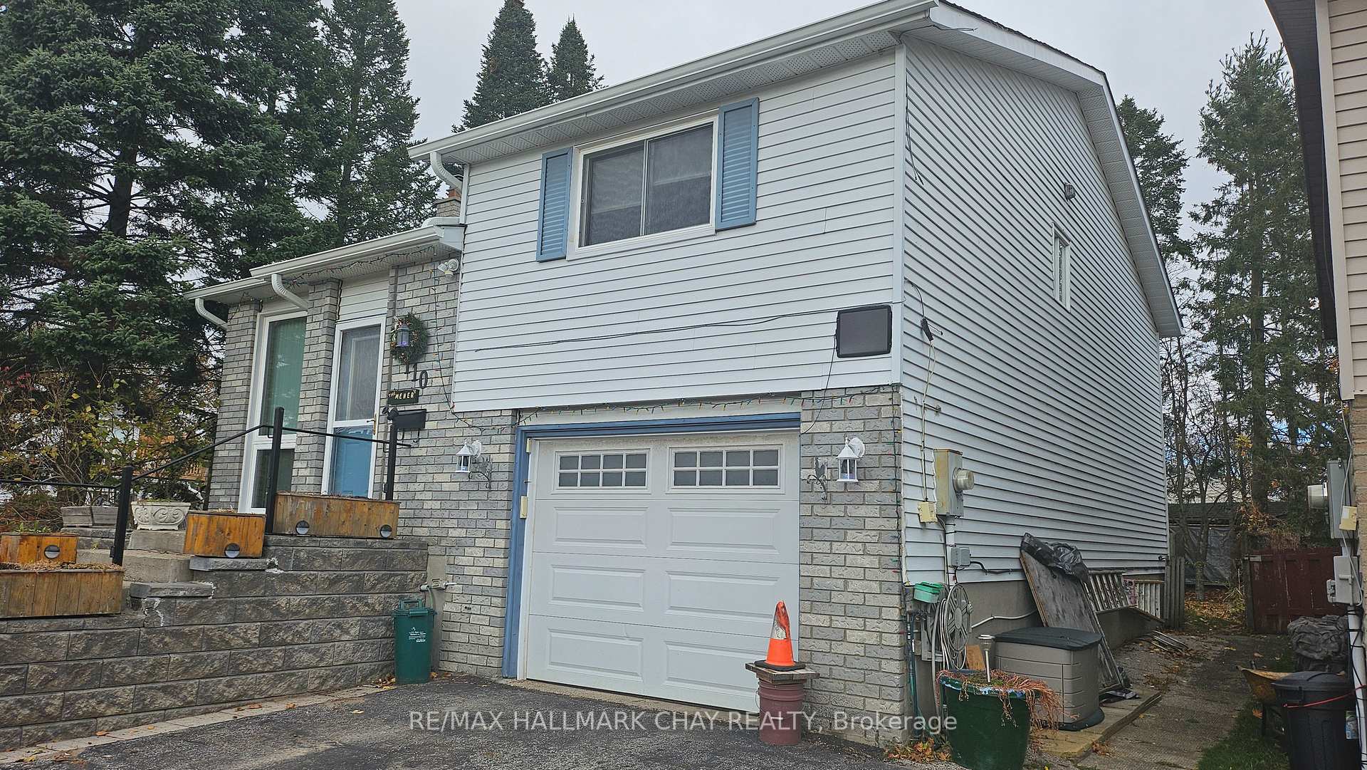 Photo 3 of 110 Shakespeare Crescent, Barrie, Letitia Heights — HOMEH