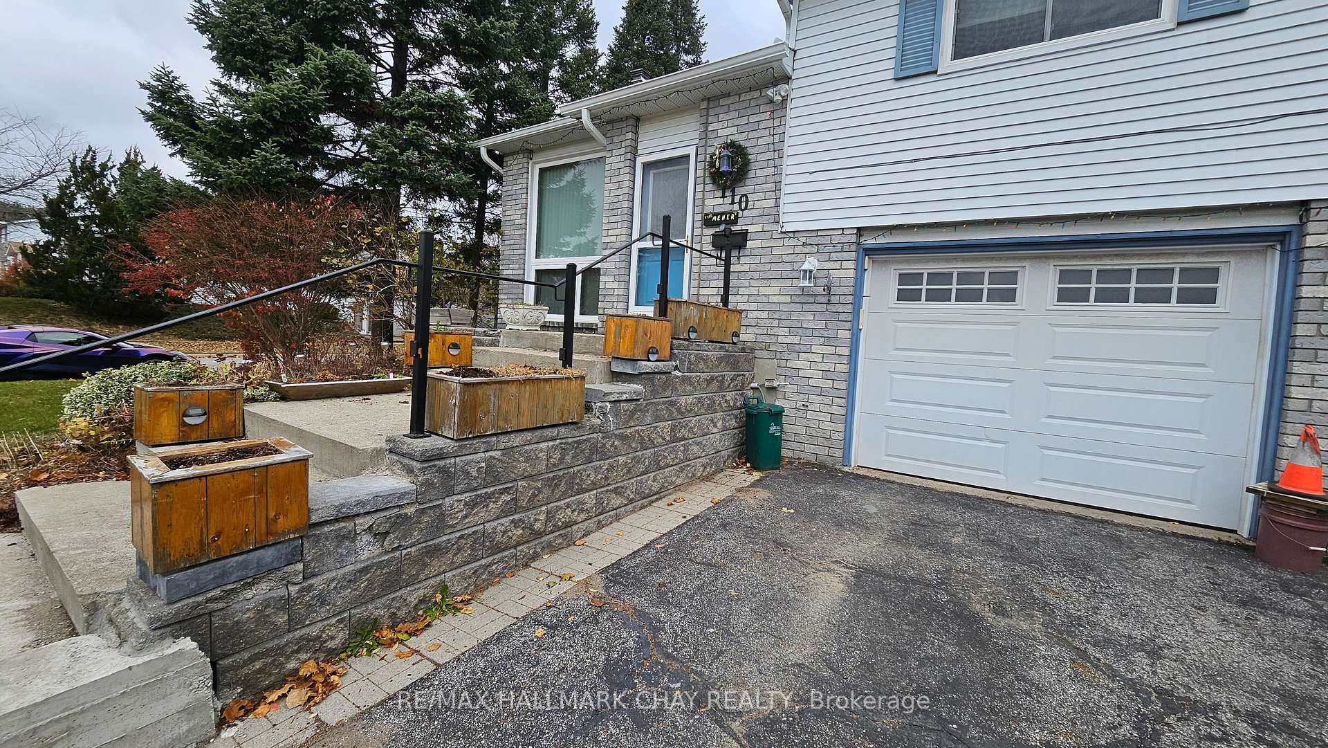 Photo 5 of 110 Shakespeare Crescent, Barrie, Letitia Heights — HOMEH
