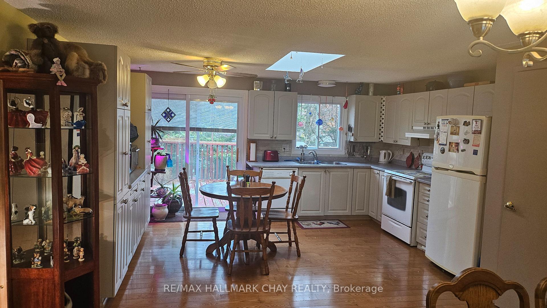 Photo 11 of 110 Shakespeare Crescent, Barrie, Letitia Heights — HOMEH