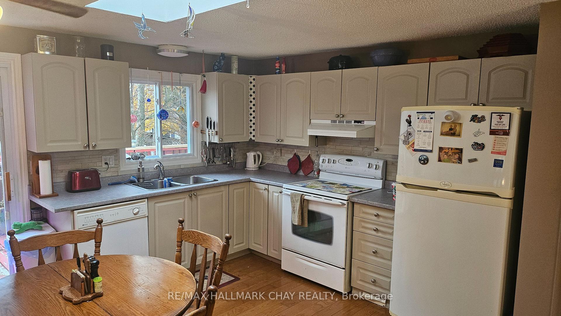 Photo 12 of 110 Shakespeare Crescent, Barrie, Letitia Heights — HOMEH