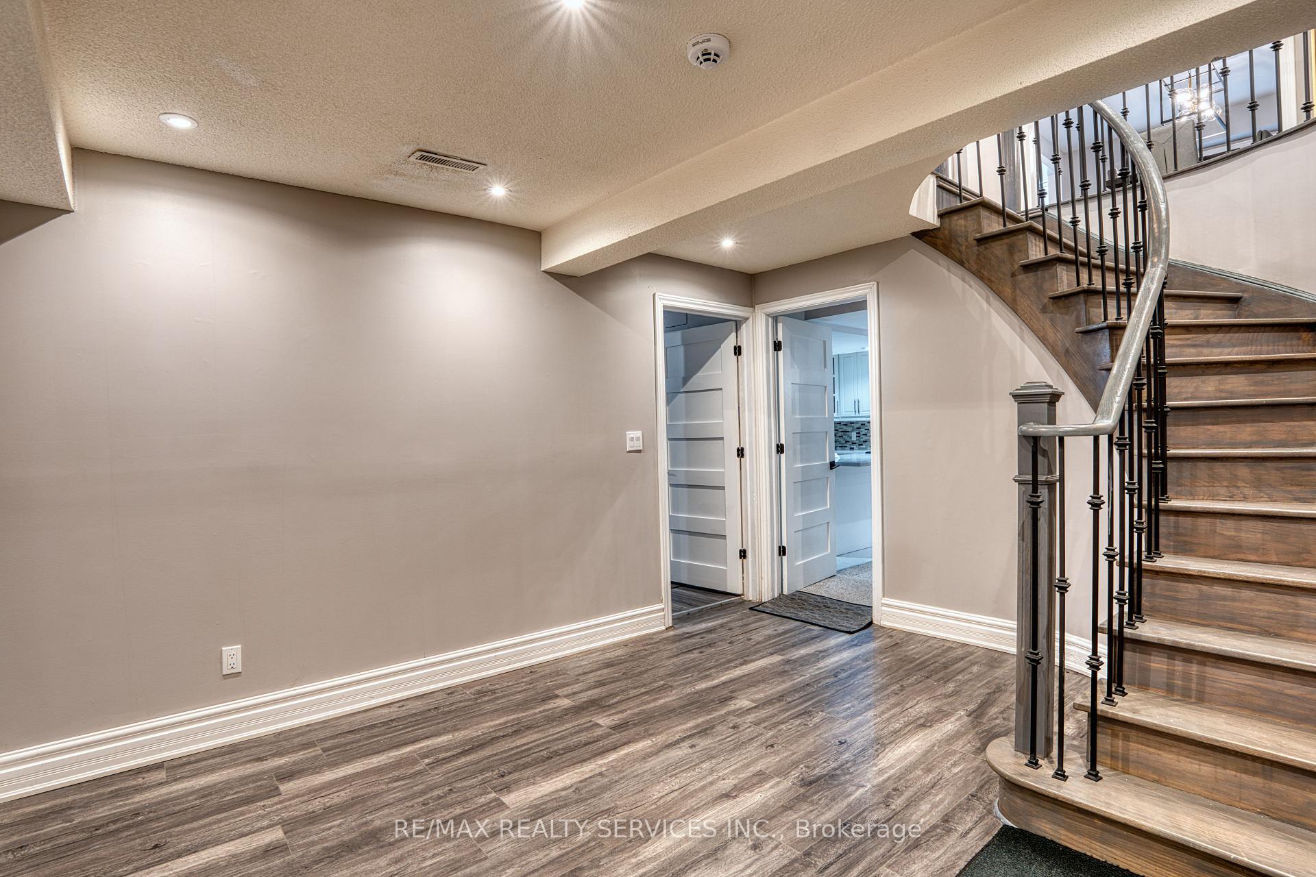 Photo 8 of 21 Inder Heights Drive, Brampton, Snelgrove — HOMEH