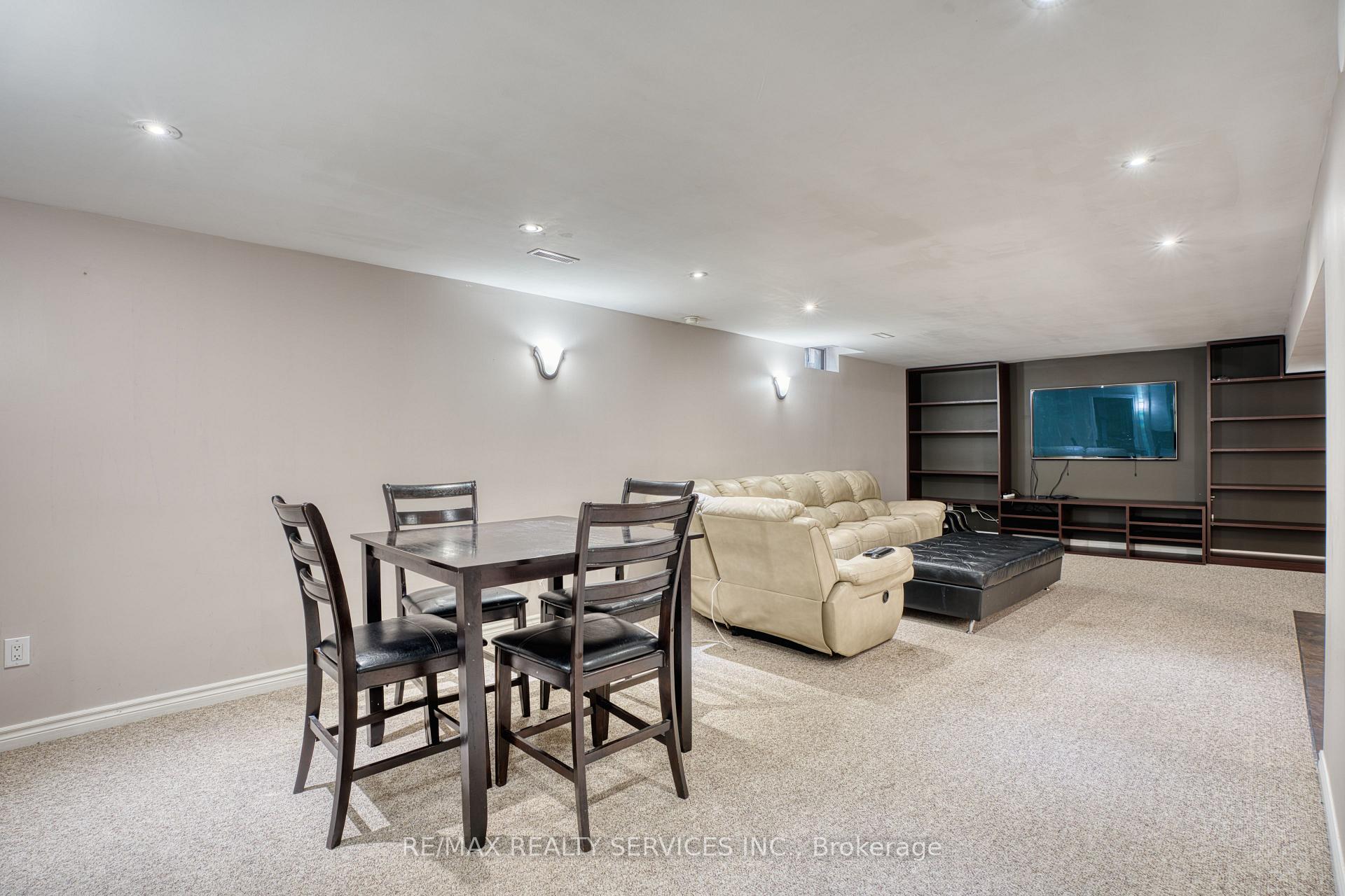Photo 10 of 21 Inder Heights Drive, Brampton, Snelgrove — HOMEH