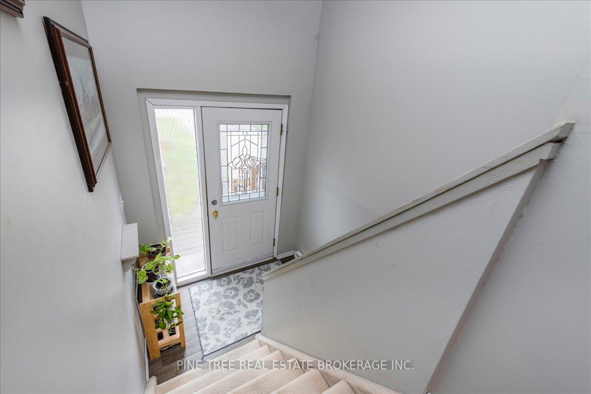 Photo 13 of 23 Brennan Avenue, Barrie, South Shore — HOMEH