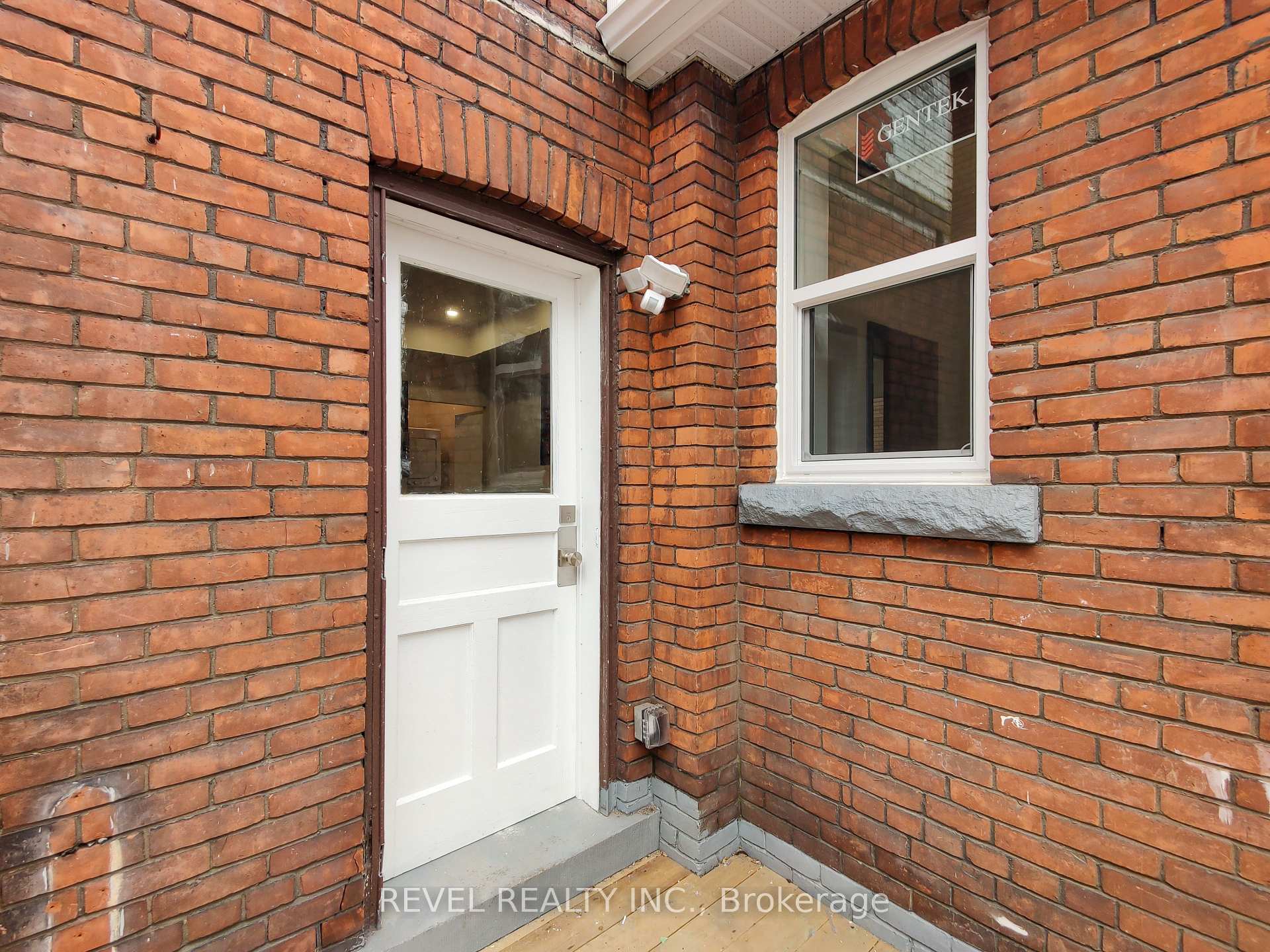 Photo 4 of 134 Ontario Avenue, Hamilton, Stinson — HOMEH