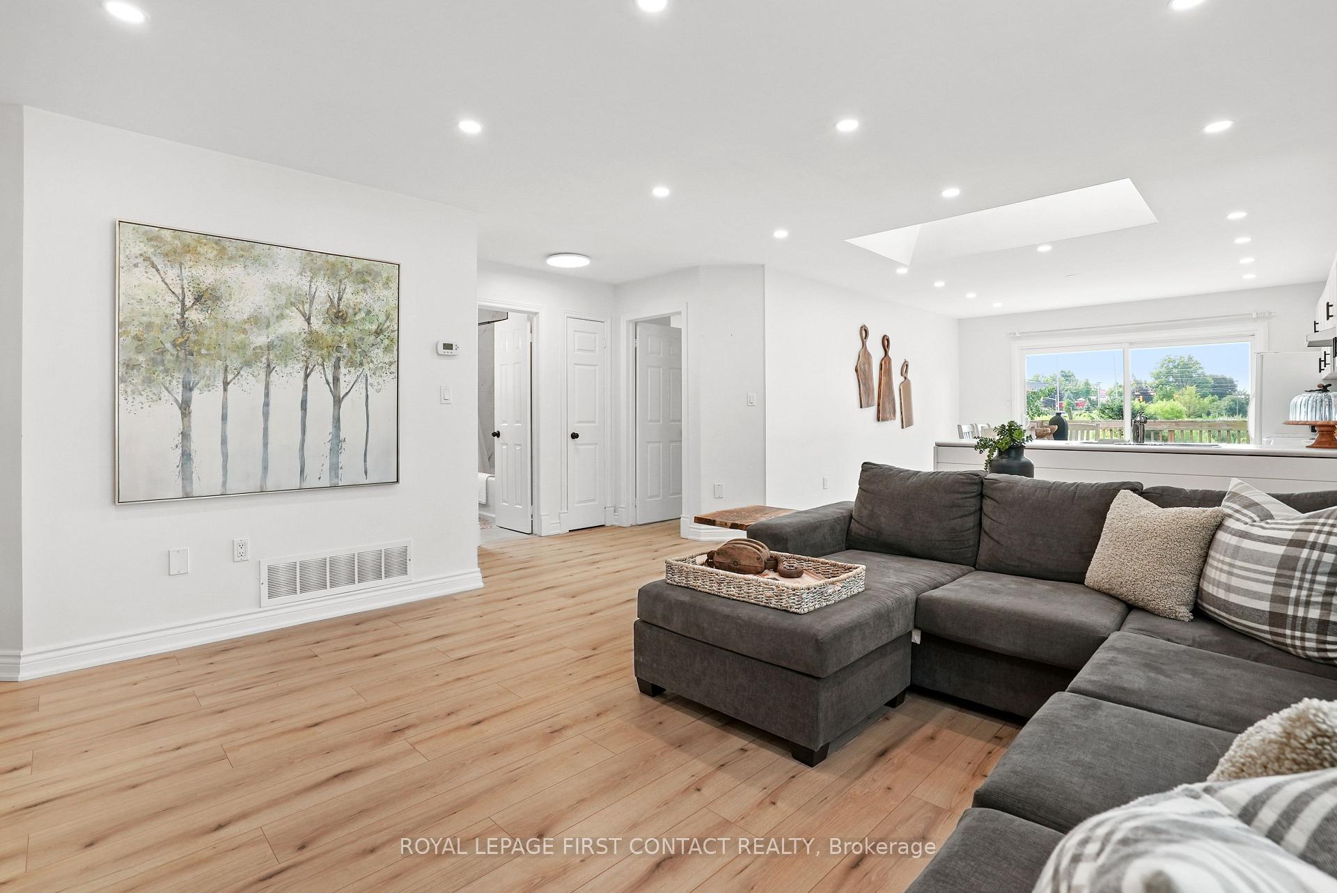 Photo 7 of 105 Wessenger Drive, Barrie, Holly — HOMEH