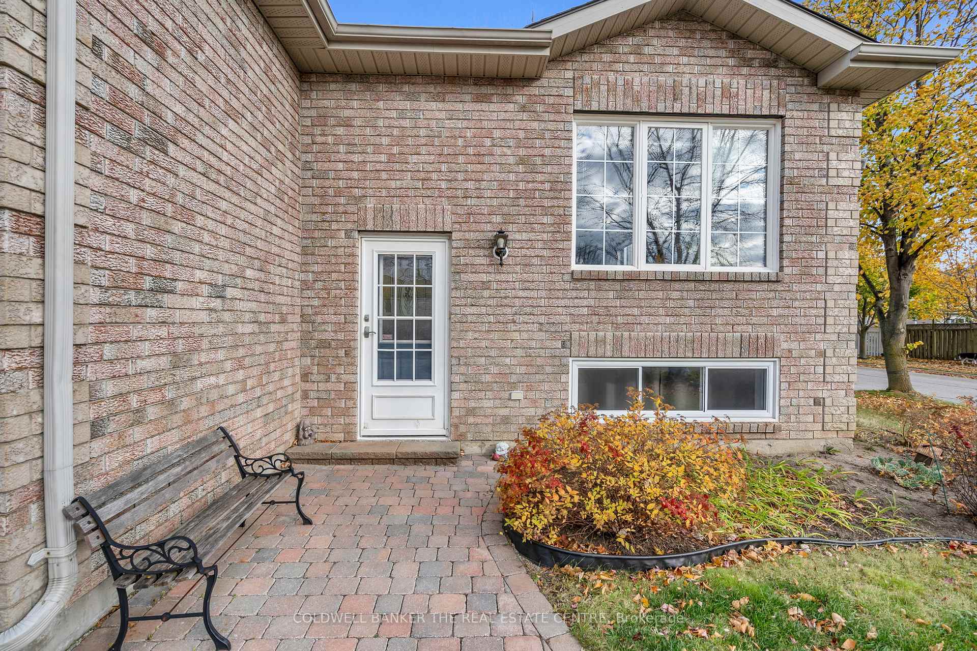 Photo 3 of 94 O'shaughnessy Crescent, Barrie, Holly — HOMEH