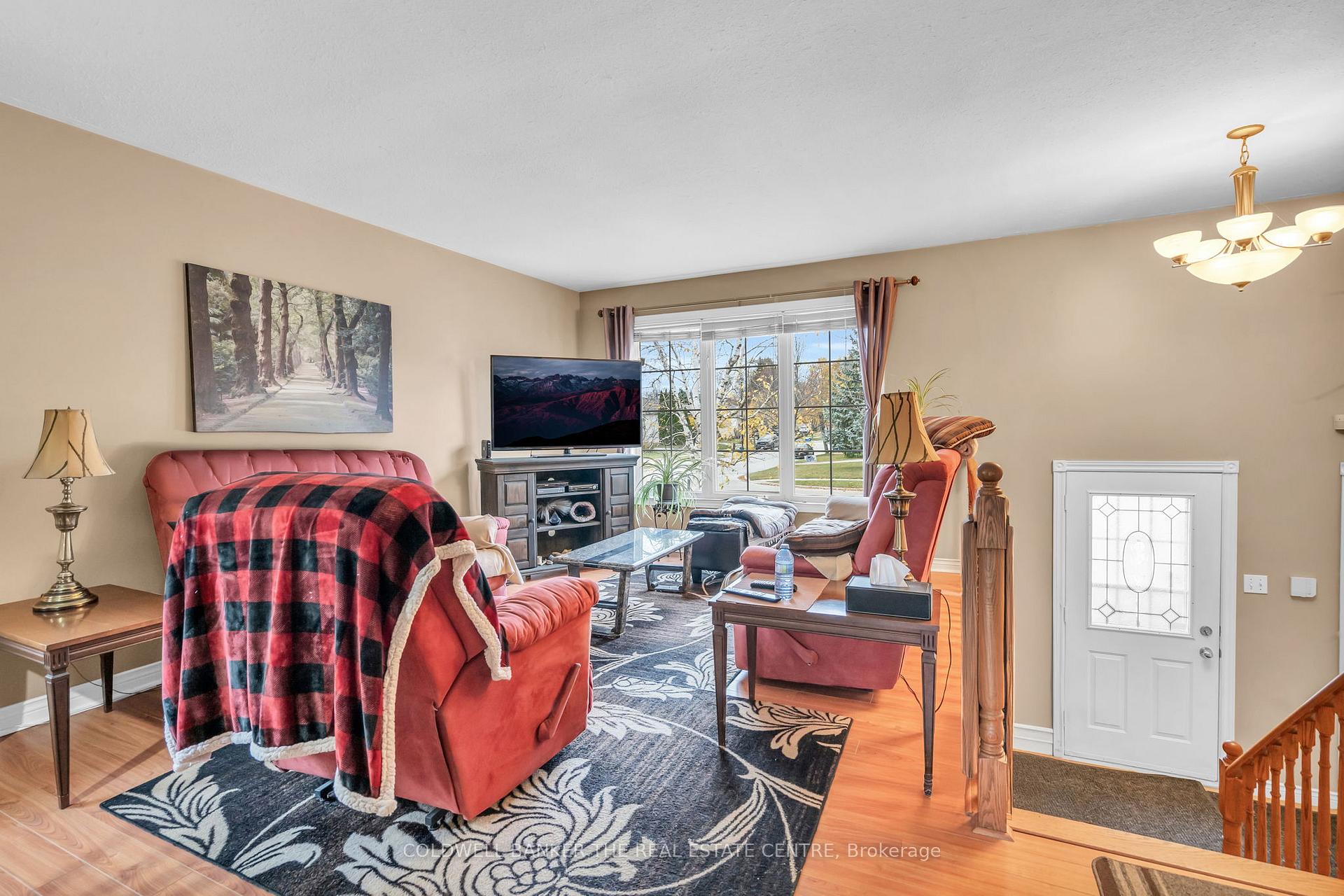 Photo 5 of 94 O'shaughnessy Crescent, Barrie, Holly — HOMEH