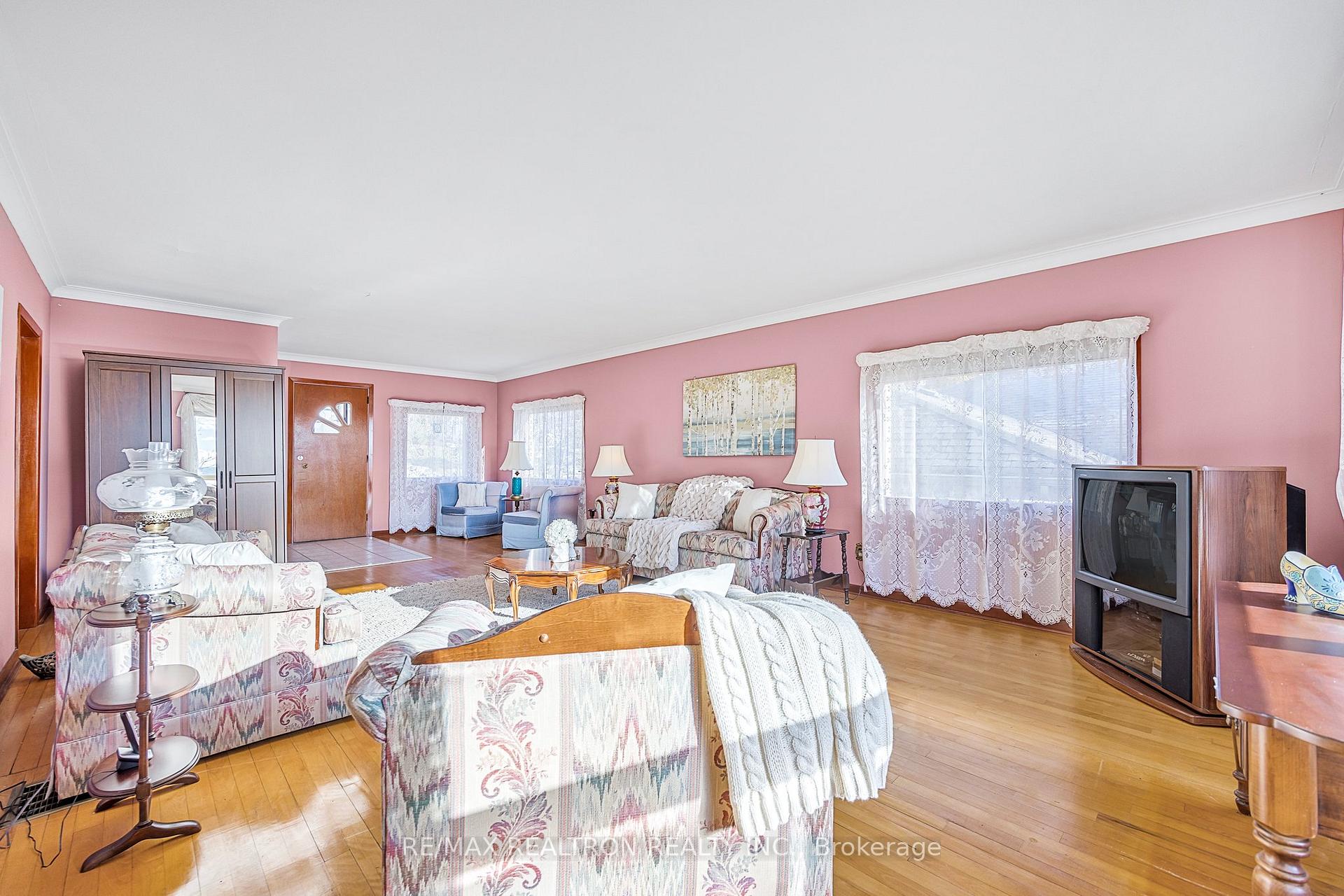 Photo 5 of 153 Blake Street, Barrie, North Shore — HOMEH