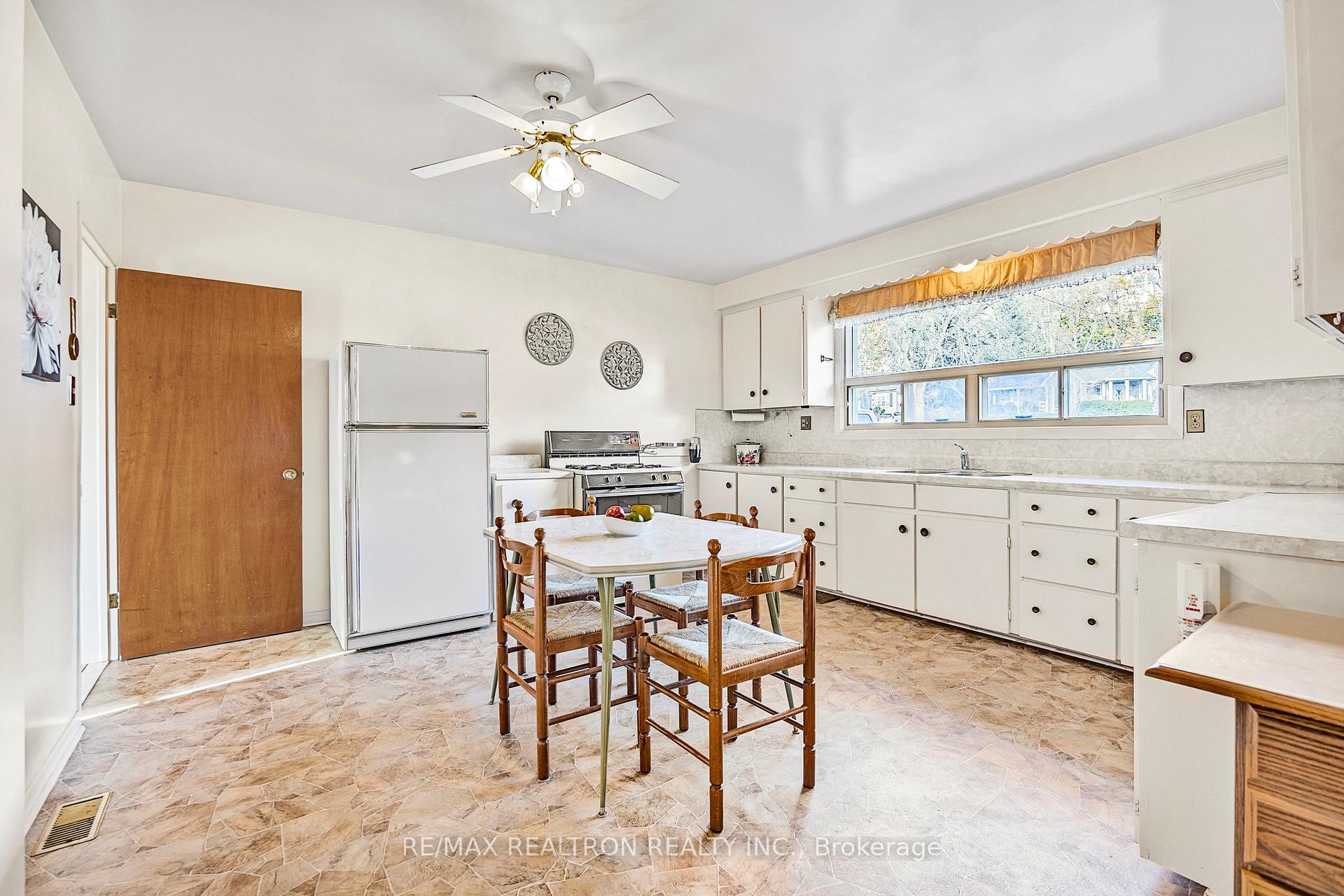 Photo 9 of 153 Blake Street, Barrie, North Shore — HOMEH