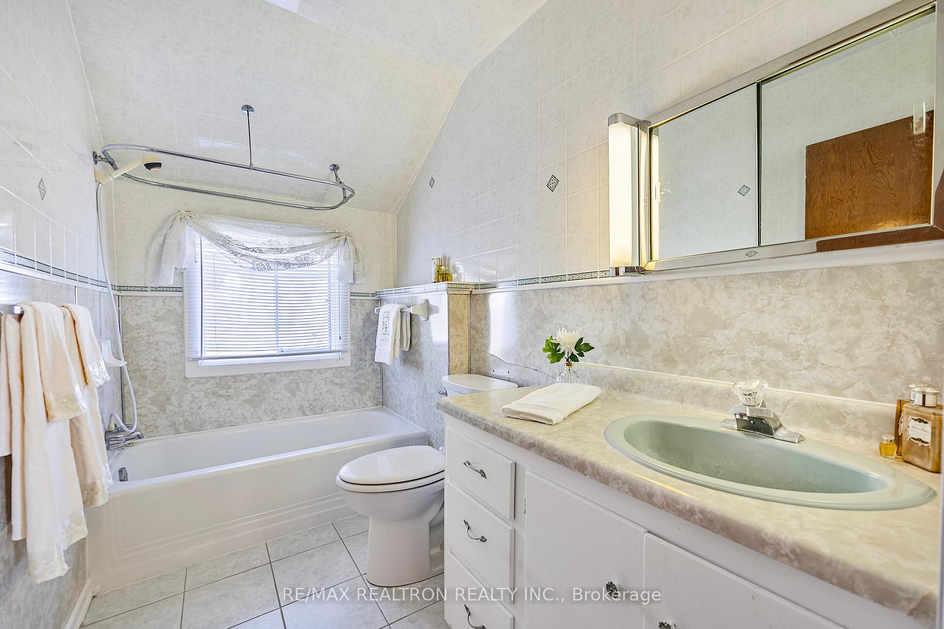 Photo 17 of 153 Blake Street, Barrie, North Shore — HOMEH