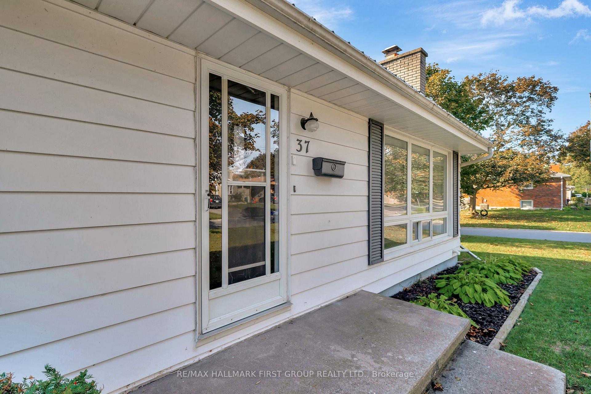 Photo 2 of 37 Elizabeth Crescent, Belleville, Belleville Ward — HOMEH