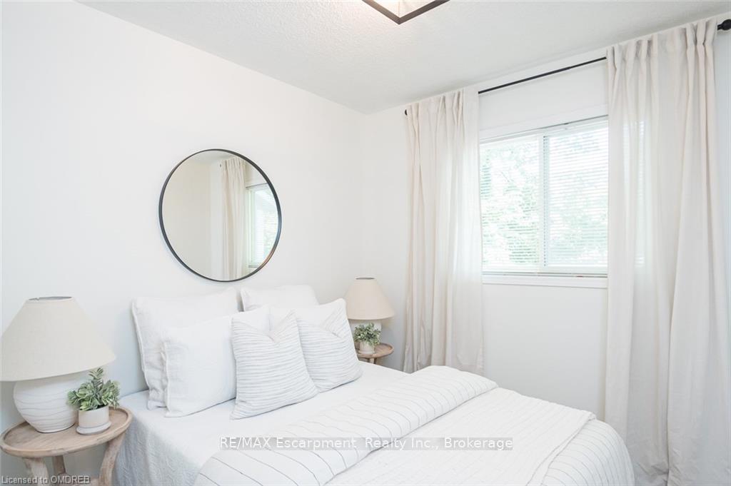 Photo 15 of 24 Willver Drive, St. Catharines, Port Weller — HOMEH