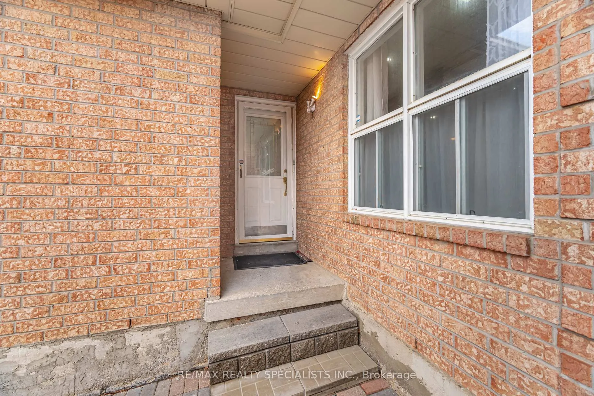 Photo 2 of 6 Beisel Court, Brampton, Heart Lake West — HOMEH