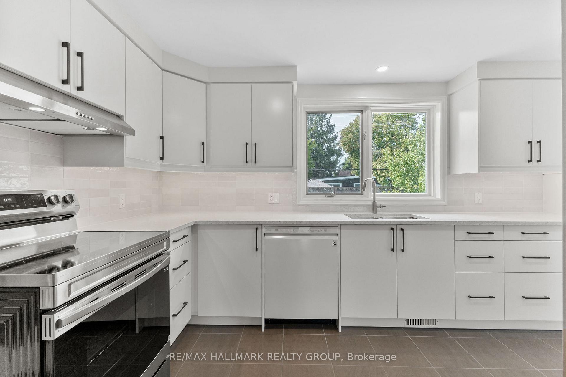 Photo 3 of 19 Rockfield Crescent, Ottawa, Borden Farm/Stewart Farm/Carleton Heights/Parkwood Hills — HOMEH