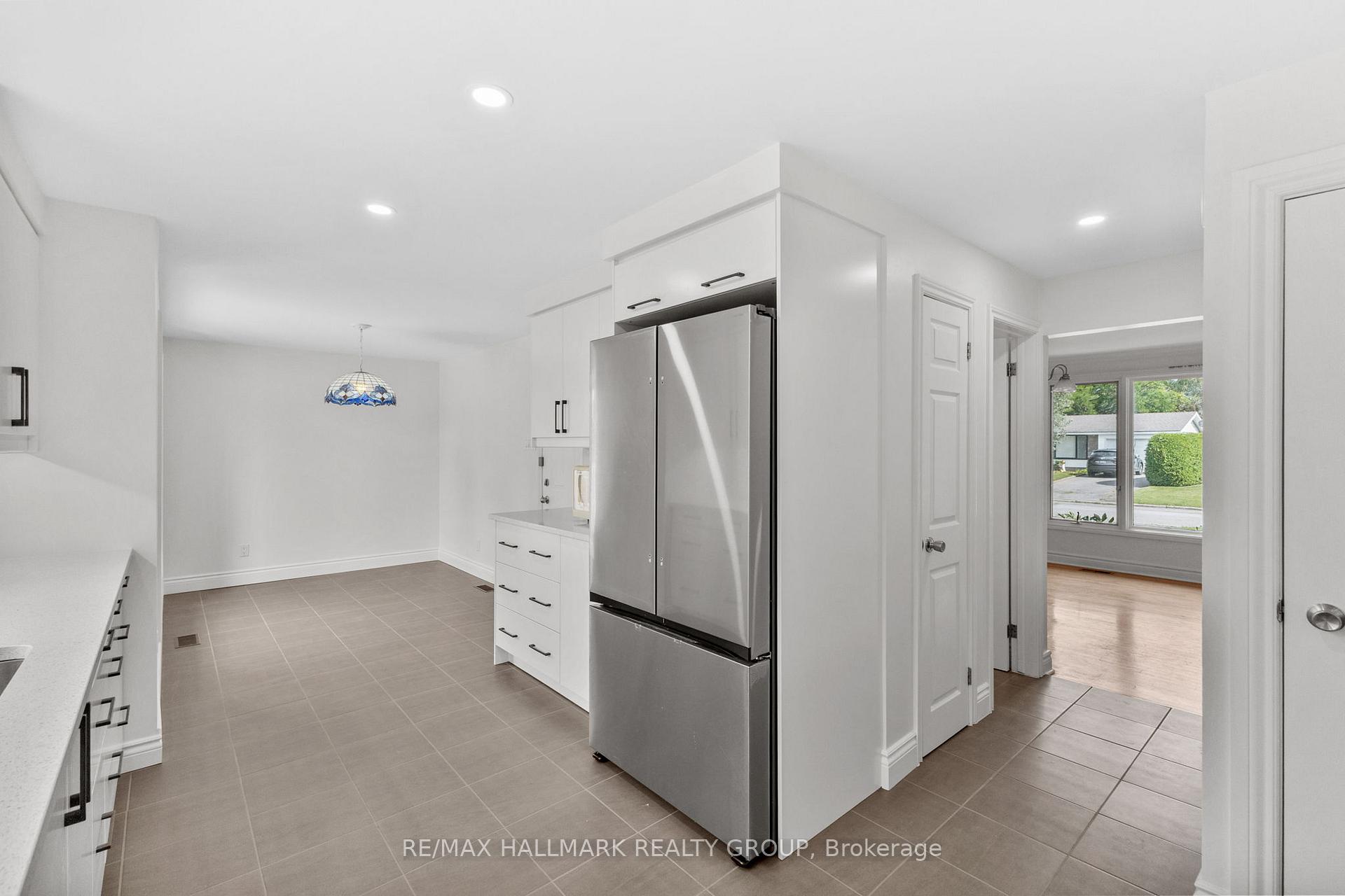 Photo 2 of 19 Rockfield Crescent, Ottawa, Borden Farm/Stewart Farm/Carleton Heights/Parkwood Hills — HOMEH