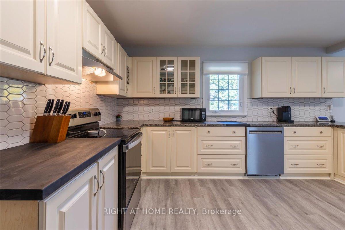 Photo 13 of 569 Mapleview Drive E, Barrie, Painswick South — HOMEH