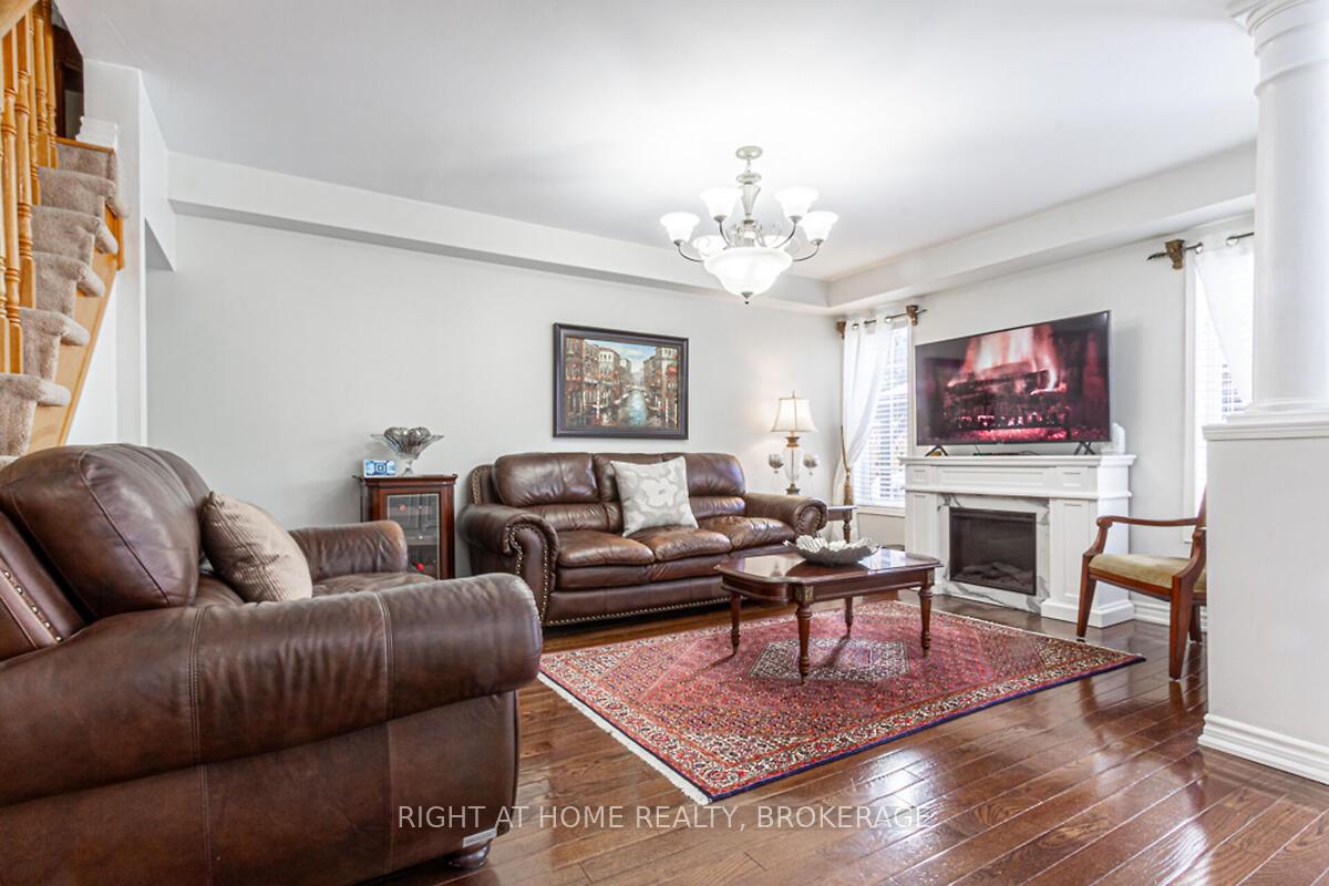 Photo 8 of 34 Penbridge Circle, Brampton, Fletcher's Meadow — HOMEH