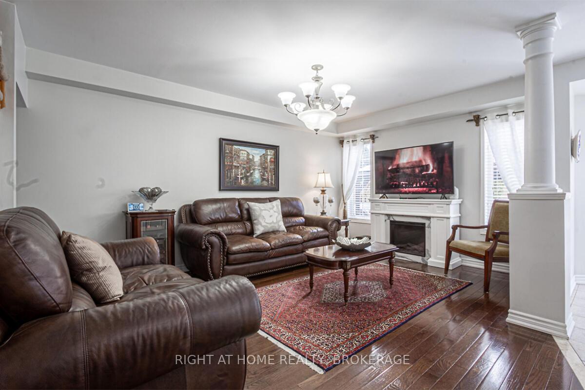 Photo 9 of 34 Penbridge Circle, Brampton, Fletcher's Meadow — HOMEH