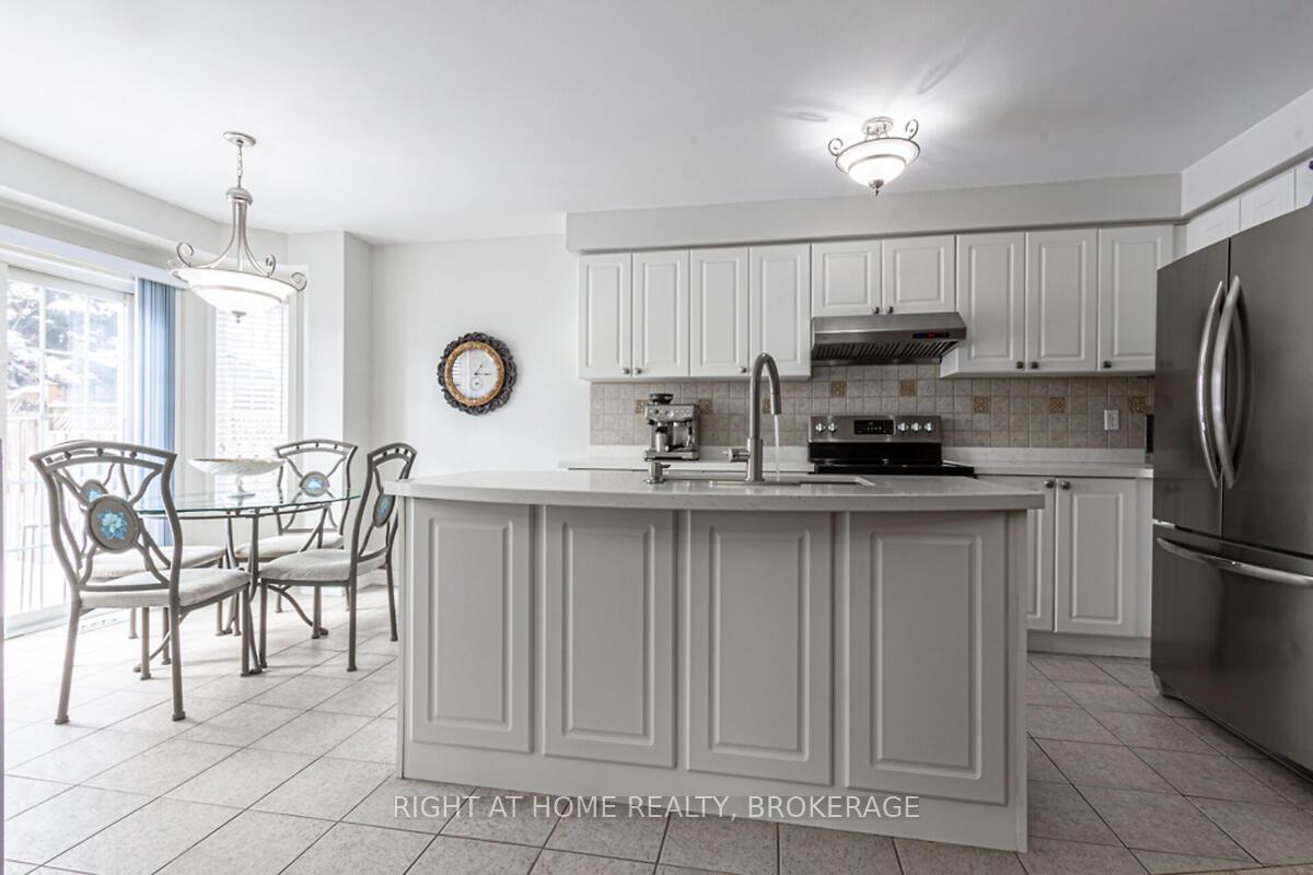 Photo 11 of 34 Penbridge Circle, Brampton, Fletcher's Meadow — HOMEH