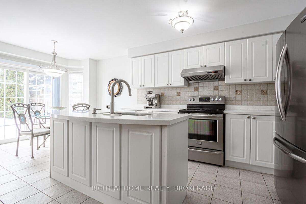 Photo 12 of 34 Penbridge Circle, Brampton, Fletcher's Meadow — HOMEH